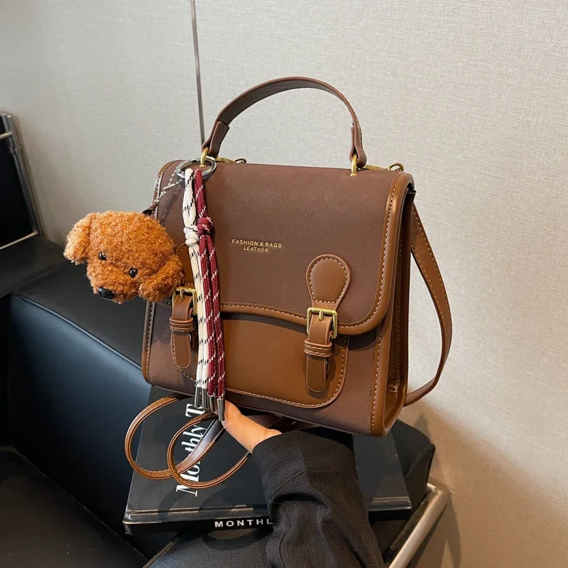 حقائب ظهر عصرية ذات سعة كبيرة بلون سادة PU بمشبك 2025 حقائب ظهر جديدة رائجة البيع للسيدات حقائب ظهر ناعمة للتنقل بخيوط الخياطة #3