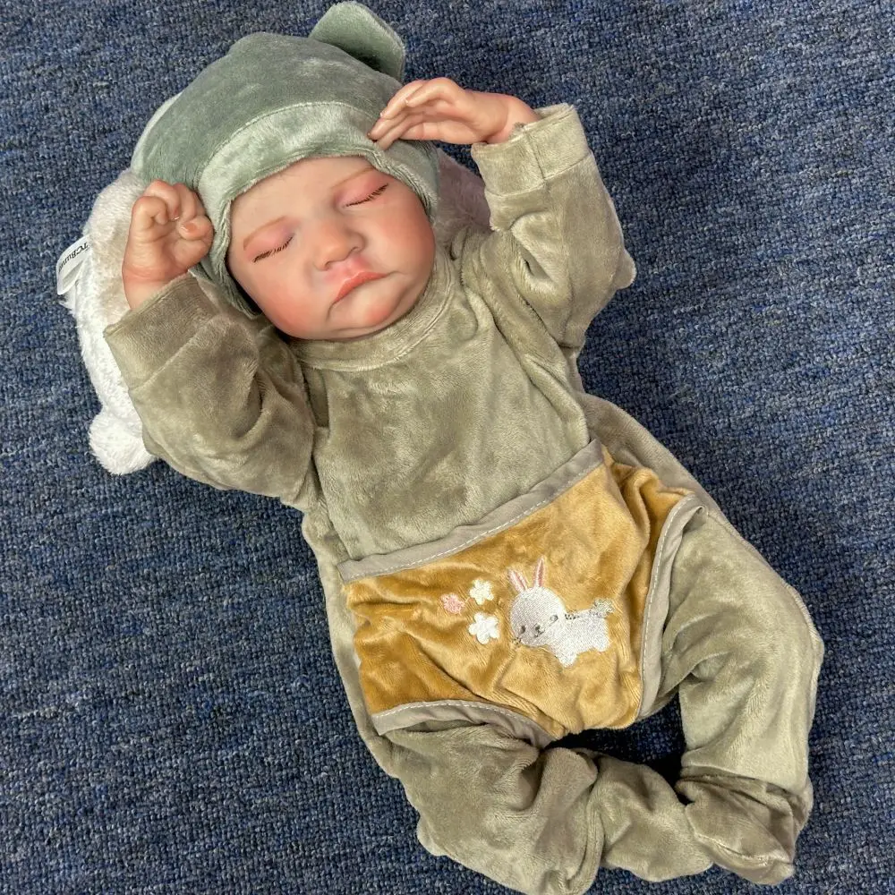 

8-дюймовая виниловая кукла реборн-хлопчик — стиль с закрытыми глазами, мультяшный плюшевый наряд и шляпа, изысканные особенности лица и детали кожи,