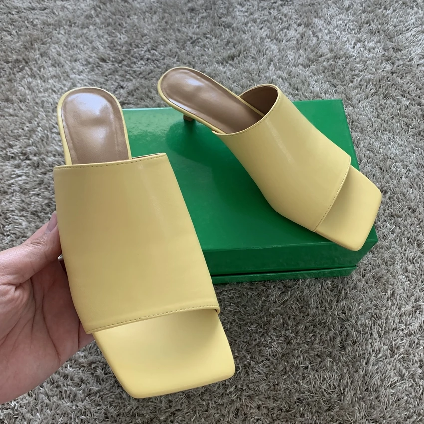 

Женские Элегантные Тапочки Летняя обувь сандалии, высококачественные однотонные удобные кожаные сандалии с квадратным носком, женские вечерние классические туфли на низком каблуке