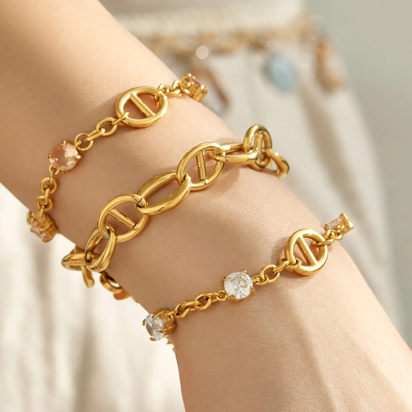 Zierliches Edelstahl-Kettenarmband, 18k vergoldete Armbänder, Schweinsnase-Charm-Armband, farbige Zirkon-Armbänder für Damen – Detail 3