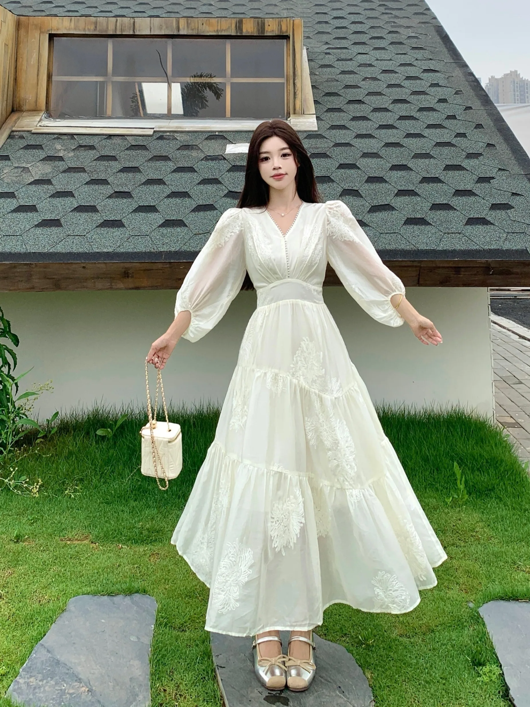 

Новое летнее женское платье больших размеров с V-образным вырезом, рукавами-фонариками, вышивкой, приталенное, длинное, для повседневной носки, стройнящее фигуру.