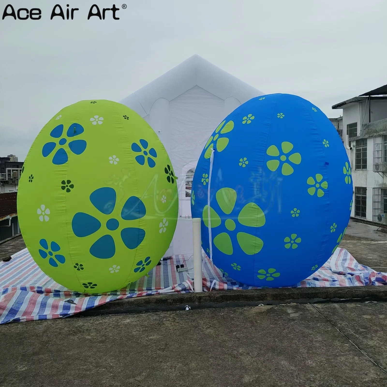 Ogromne, niebiesko-zielone, dmuchane jajka wielkanocne, kolorowe, dmuchane dekoracje świąteczne do ogrodu na przyjęcie wielkanocne i wystawę ogrodową.