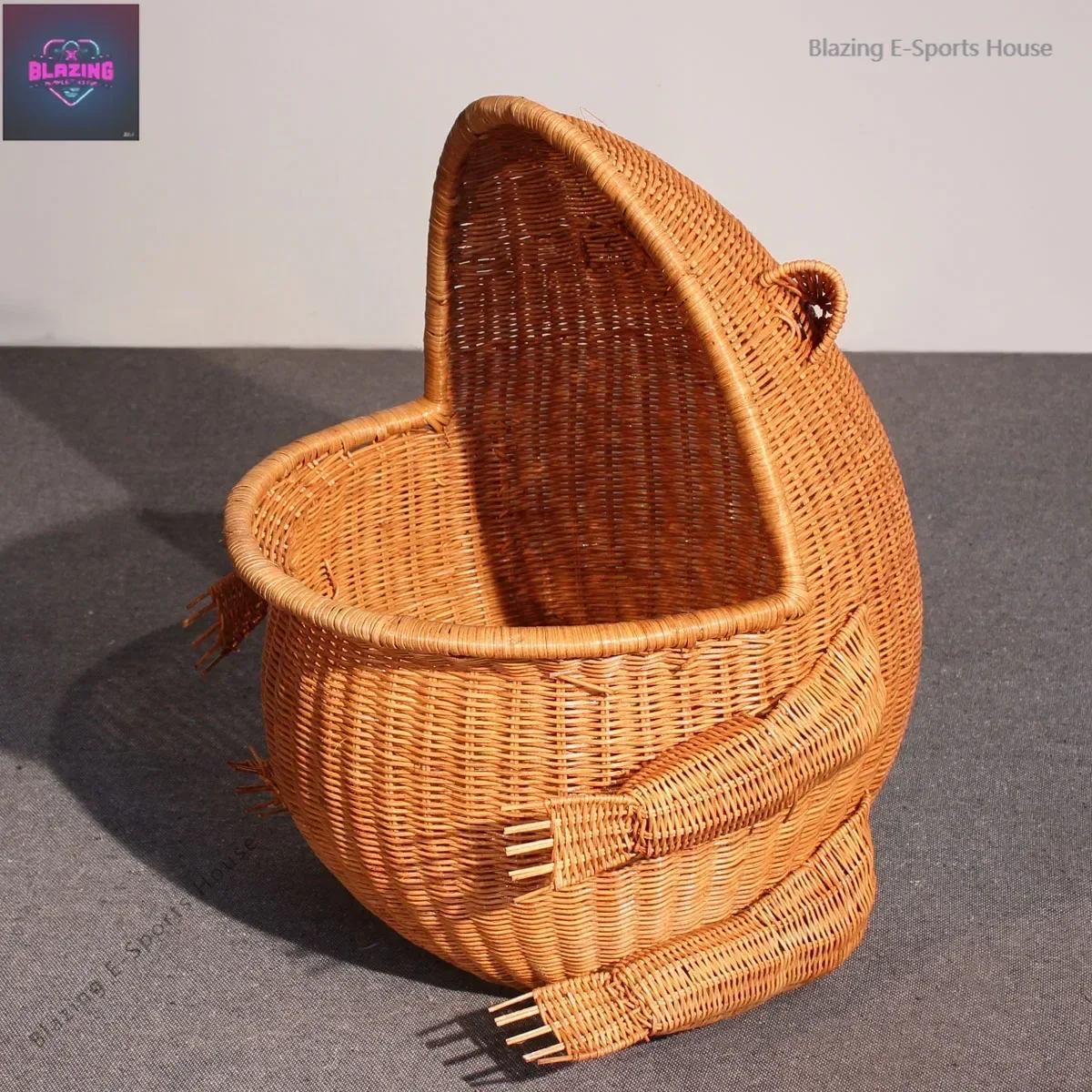 Exquisite Rattan Handmade Frog Towel Storage Basket - A Multifunctional Decorative Piece