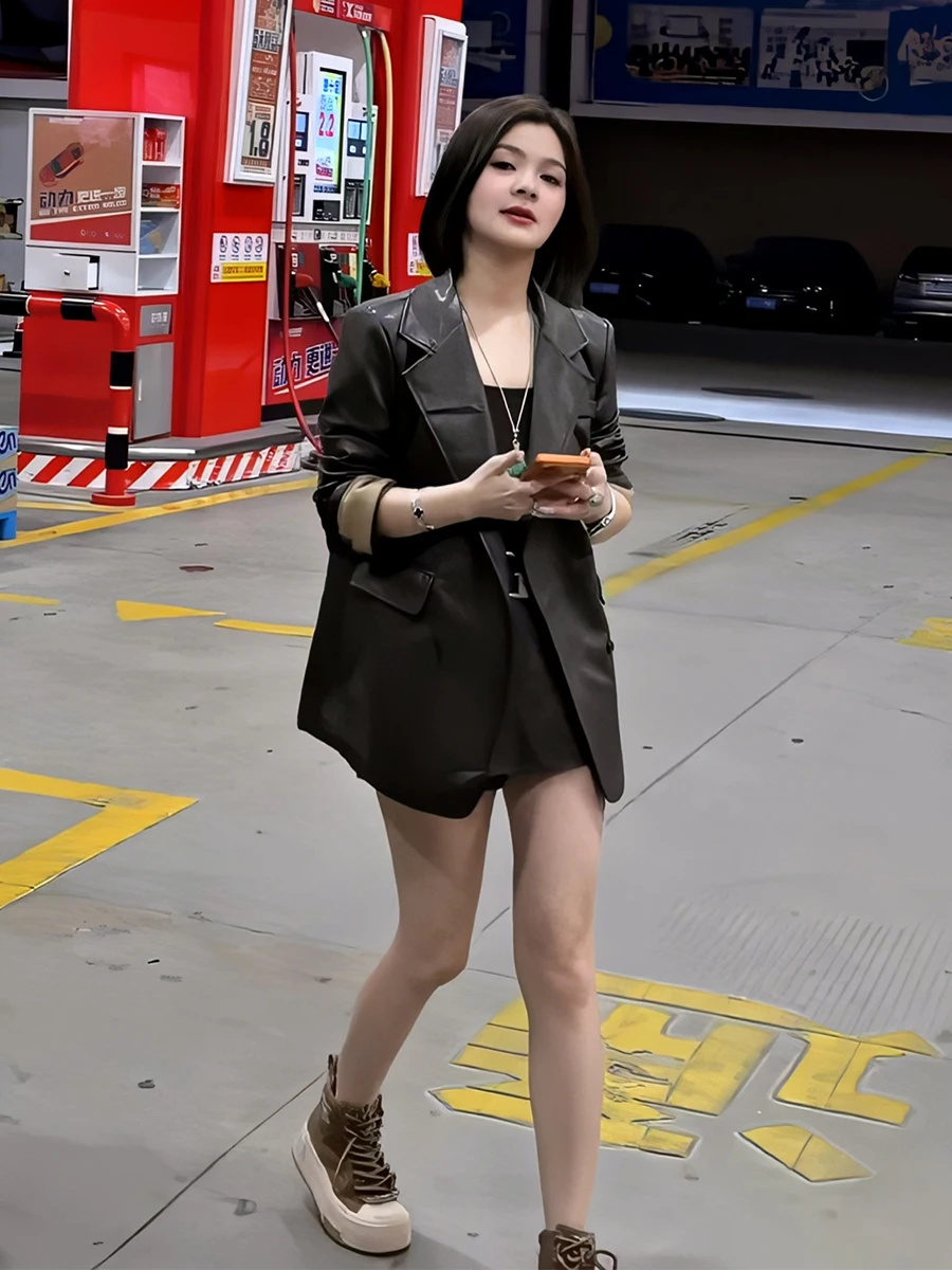 เสื้อโค้ทหนัง PU แบบหลวม สไตล์ลำลอง สำหรับผู้หญิง ให้ความอบอุ่น เหมาะสำหรับฤดูใบไม้ร่วง ดีไซน์ใหม่ทันสมัย แขนยาว ติดกระดุมสองเม็ด