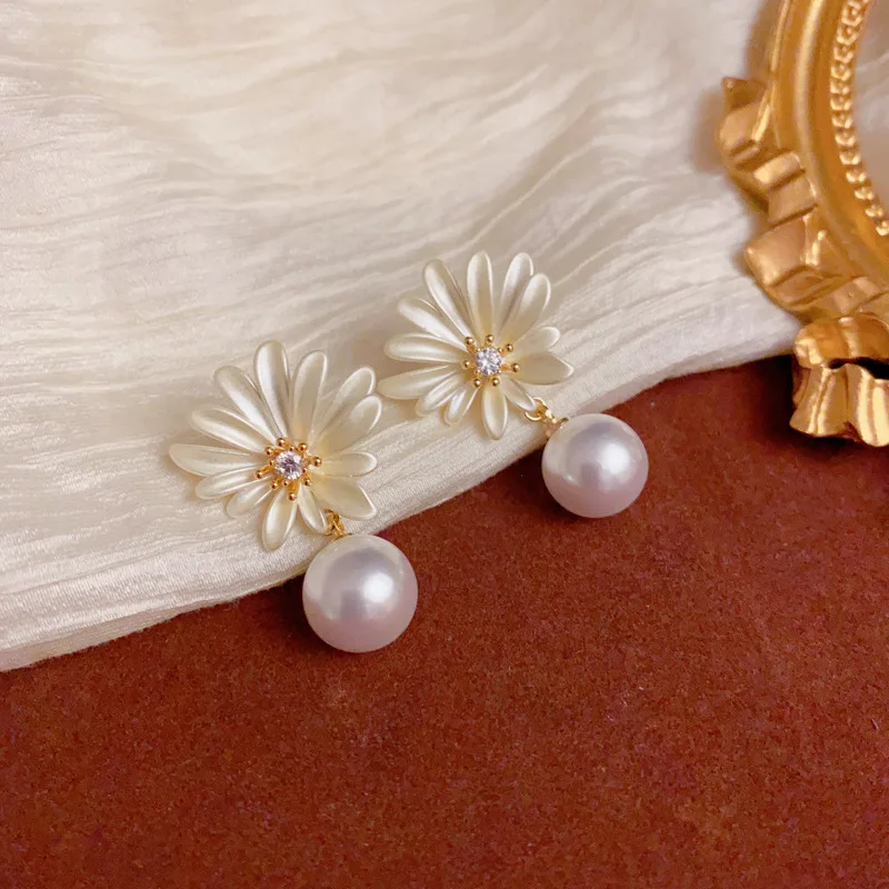 Fashion thin-coated small daisy pearl earrings, gentle temperament and versatile design earrings
