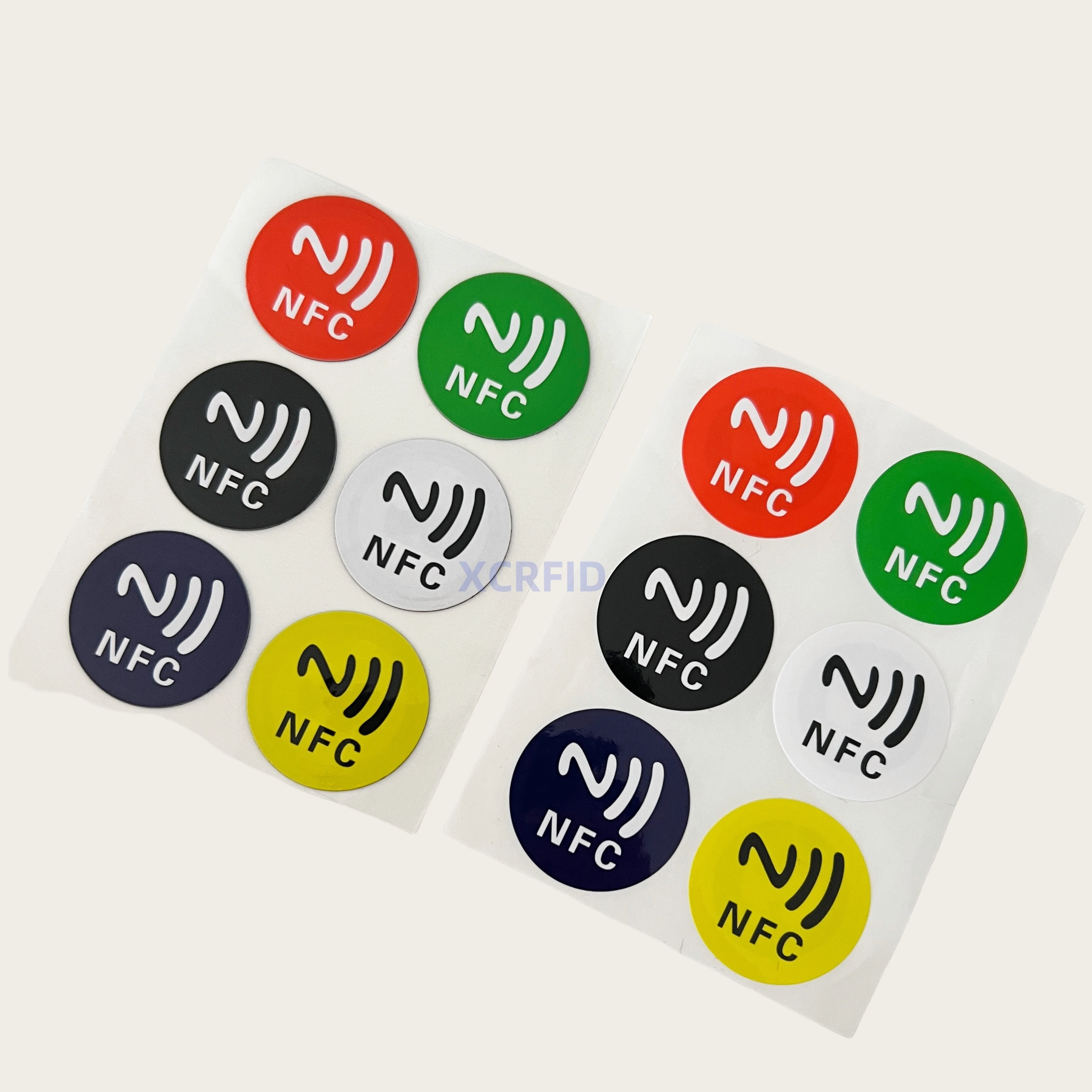NFC NTAG215 RFID ป้ายแท็กกาว 504 ไบต์สําหรับโทรศัพท์มือถือ NFC ทั้งหมดและสําหรับ Amibo Tagmo