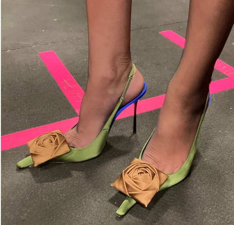 صنادل نسائية صيفية جديدة ذات كعب عالي بقصة ضيقة، عرض أزياء عصري مدبب لحفلات الزفاف 34-43 صنادل نسائية كبيرة