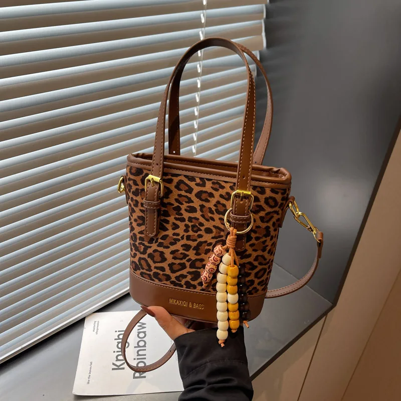 

Новинка 2023 года, женская сумка-мешок с леопардовым принтом, винтажная сумка через плечо из мятой кожи, многосторонняя сумка через плечо, роскошная и шикарная ​