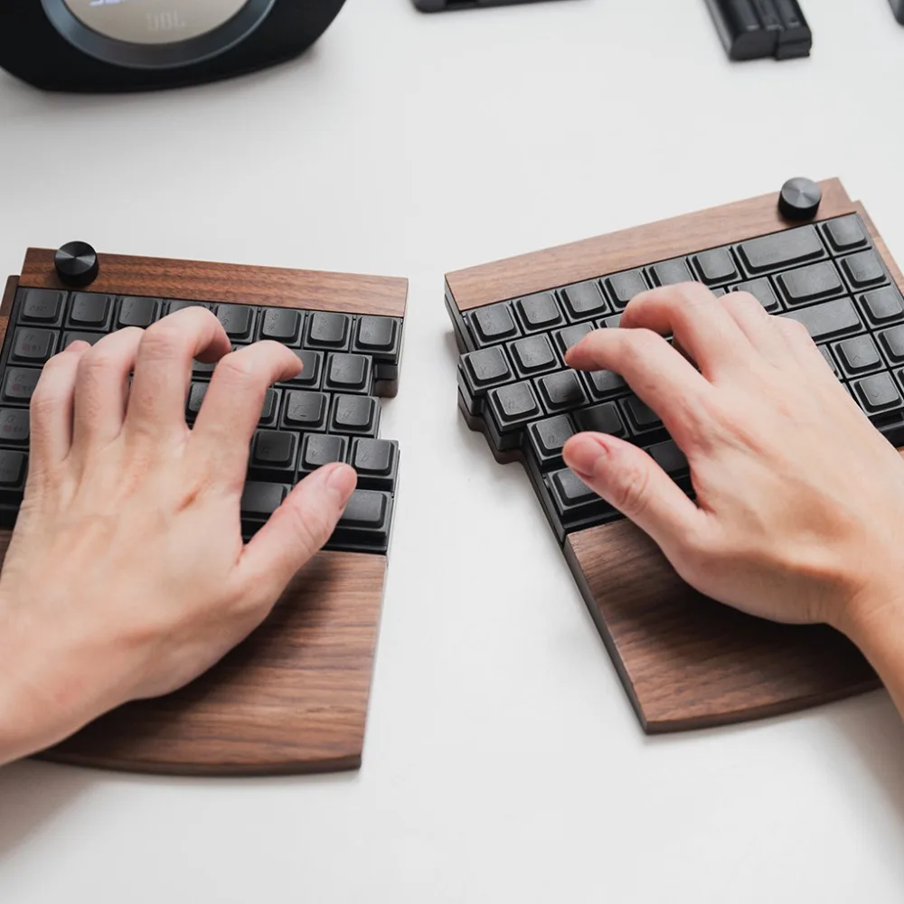Jezail Funder Jiffy75 Spilt Keyboard 75% Wireless 2.4G Low Profile Kailh Choc V2 Switch CNC Walnut Wood Integrated Game Keyboard