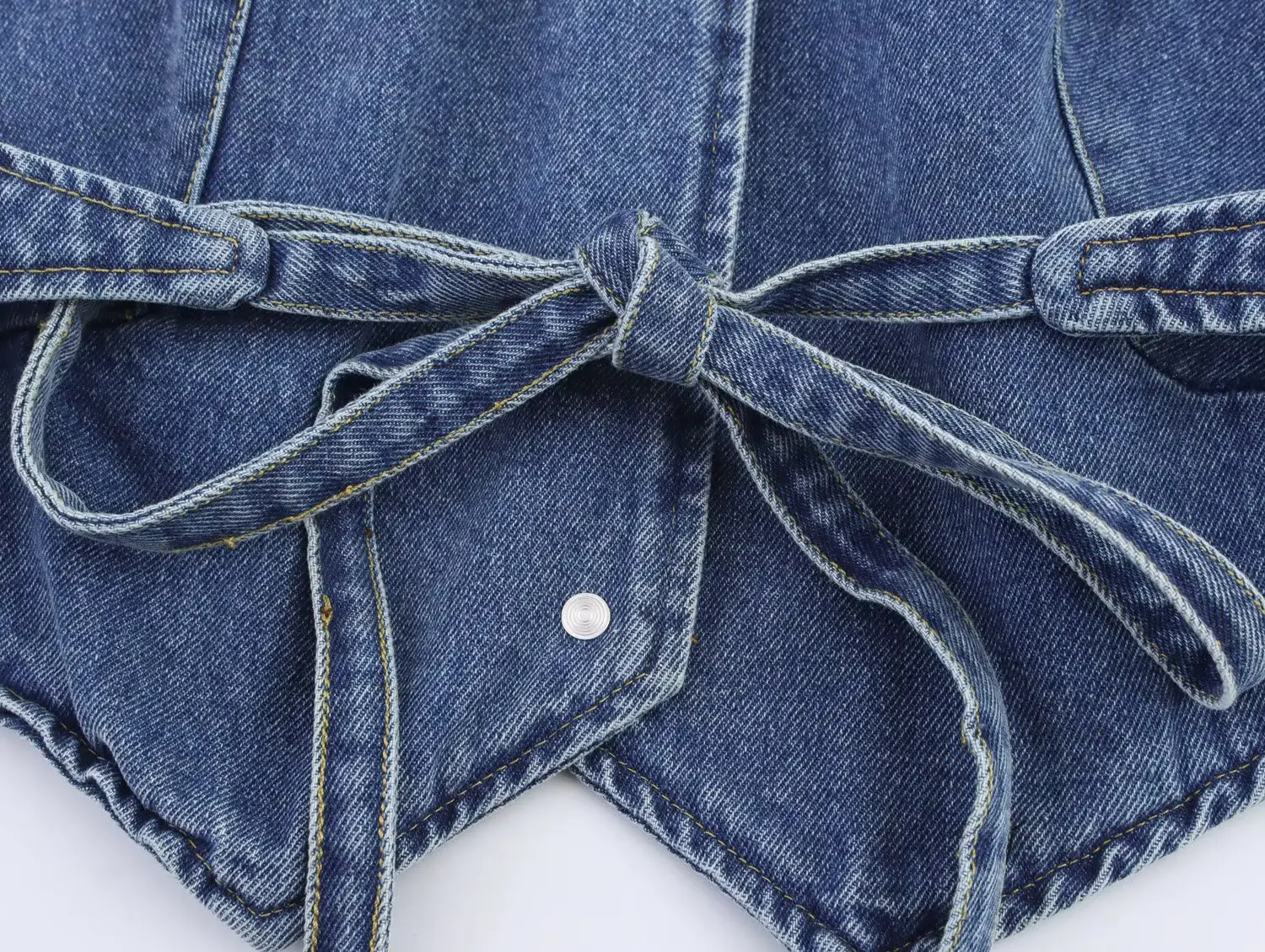 Klassisches 2-teiliges Denim-Rock-Set für Damen. Wunderschönes Denim-Neckholder-Oberteil mit offenem Rücken, passender, zerrissener Denim-Minirock mit Taschen