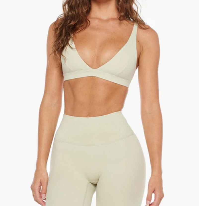 

2025 2PCS Nude Deep VNeck Sport Bra Women Yoga Sets Workout Gym Scrunch High Waist Fitness Push Up Shorts Running Avtive Suits