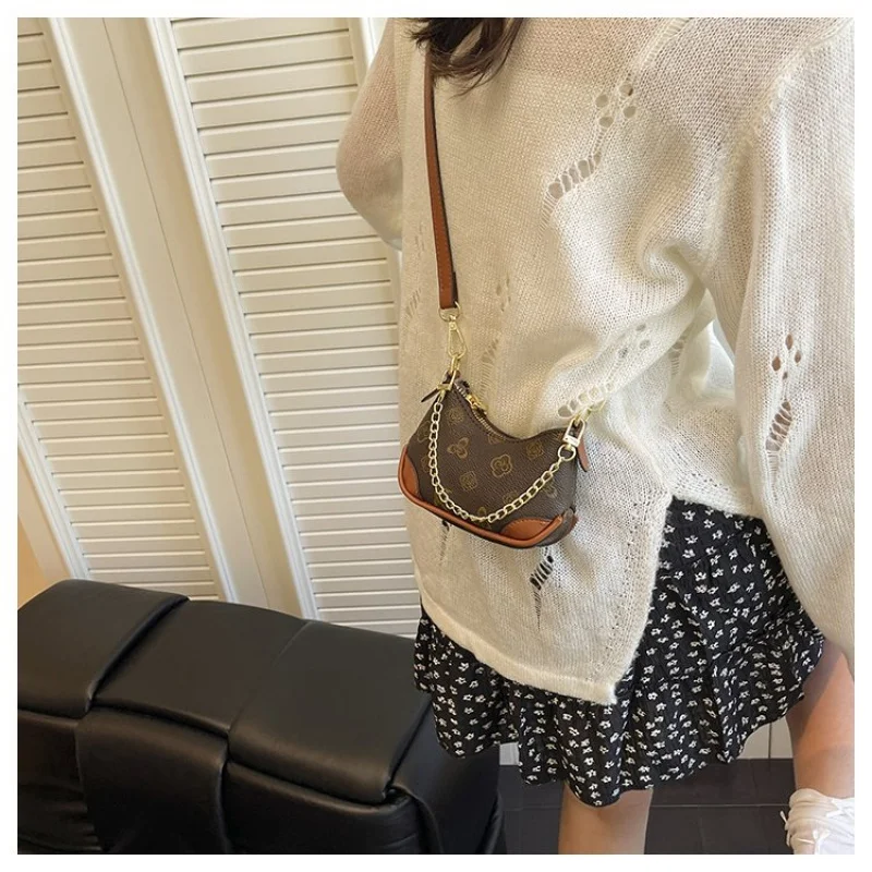 

Sophisticated Women's Crossbody-Bag Crafted From Wildcat-Print Leather Boasting Andorra Vintage Spacious Soft Daily Style