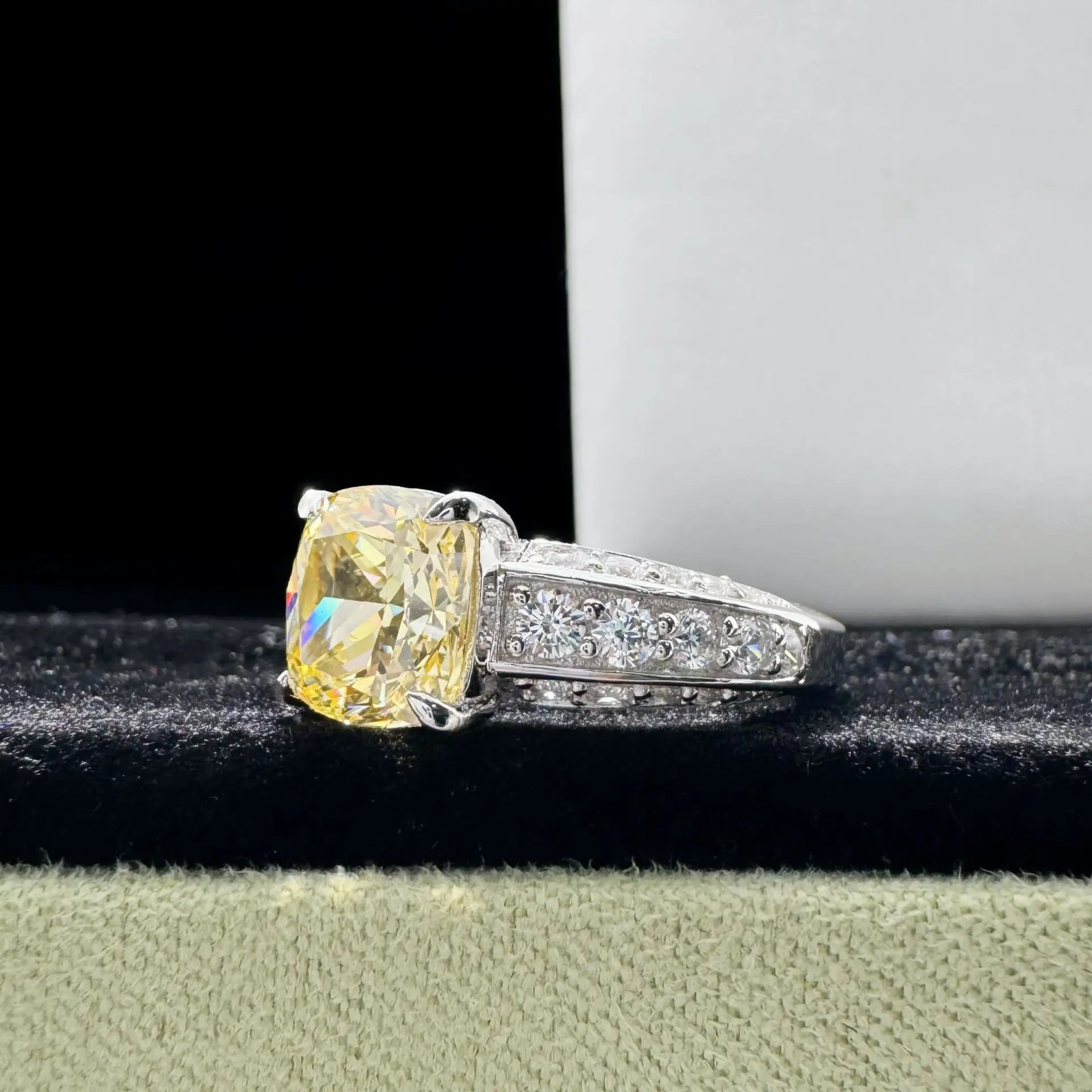 نساء، خاتم فاخر من البلاتين الفاخر الخفيف PT950 كيس بلاتينيوم 3 قيراط ألماس موسان، يؤرخ مكدس لإظهار رومانسية