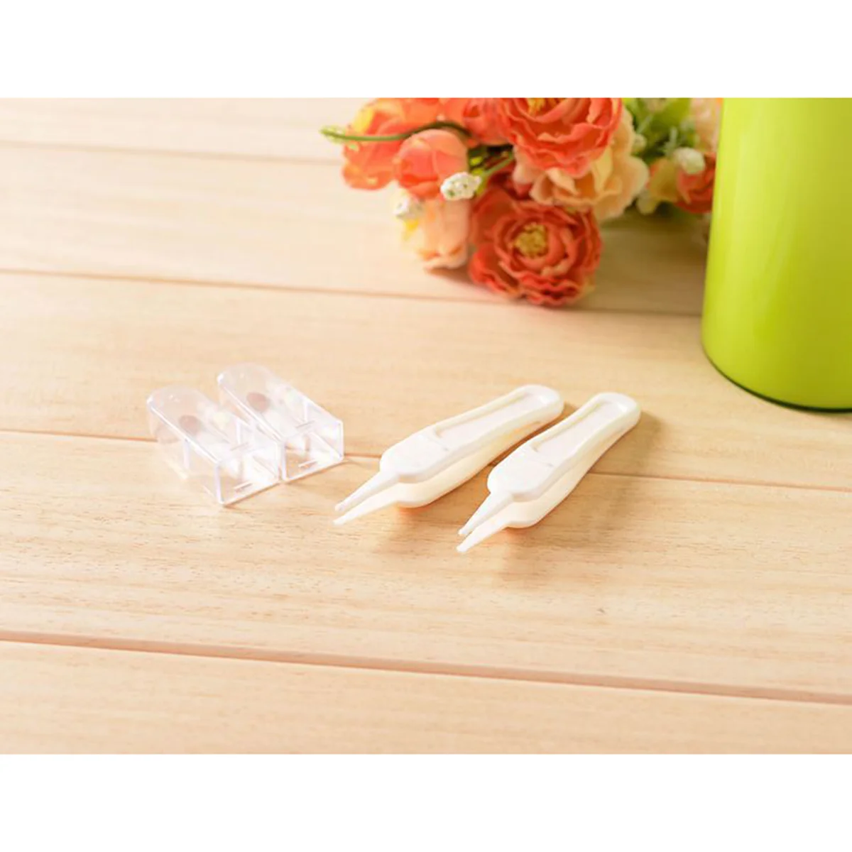 2PCS Baby Safe Nose Clean Clip Tweezers Ear Nose Clean Navel Tweezers Baby Care Cleaner (White)