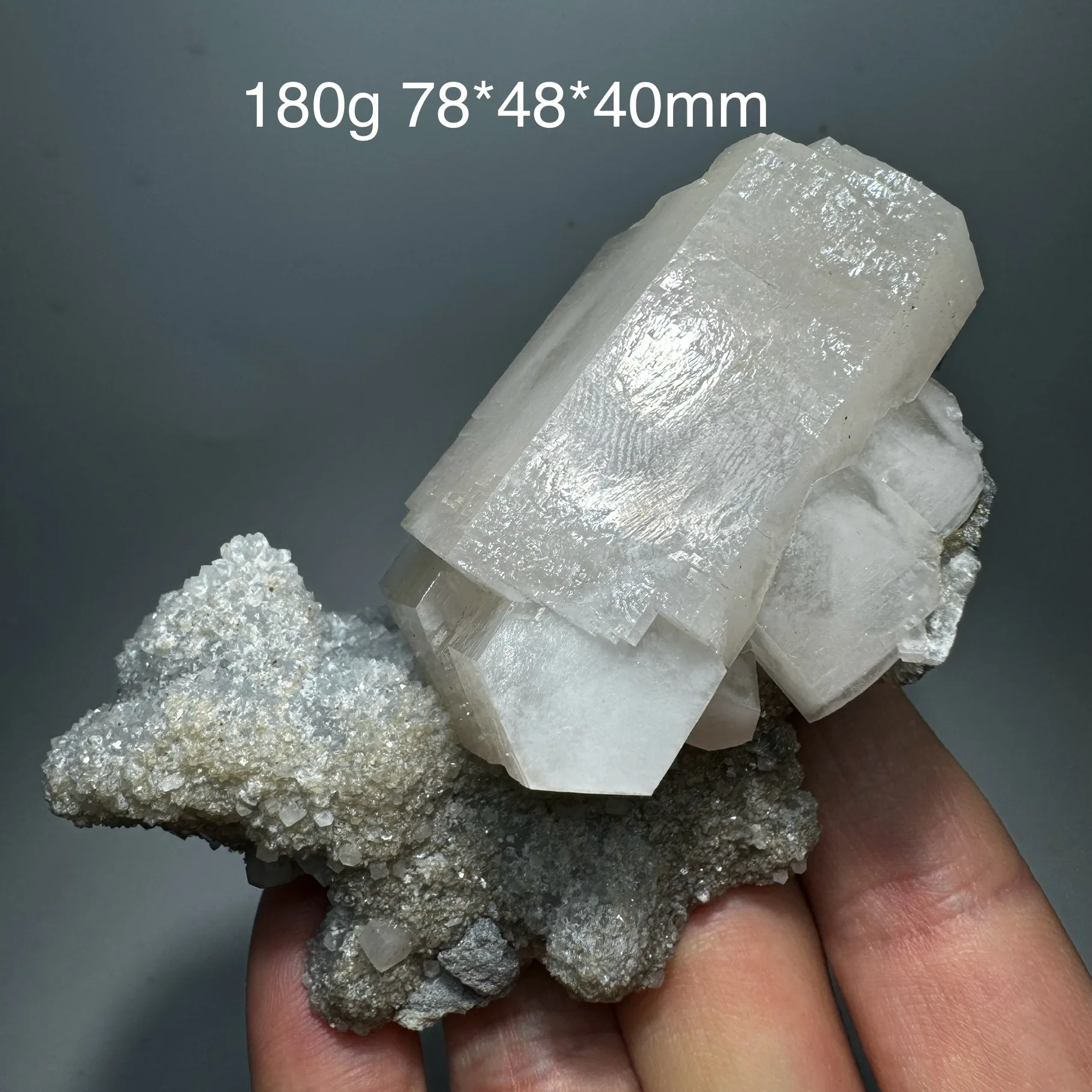 180g Natural Columnar White Calcite Mineral Specimen Fluorescent Effect Red Healing Stone Desk Decor