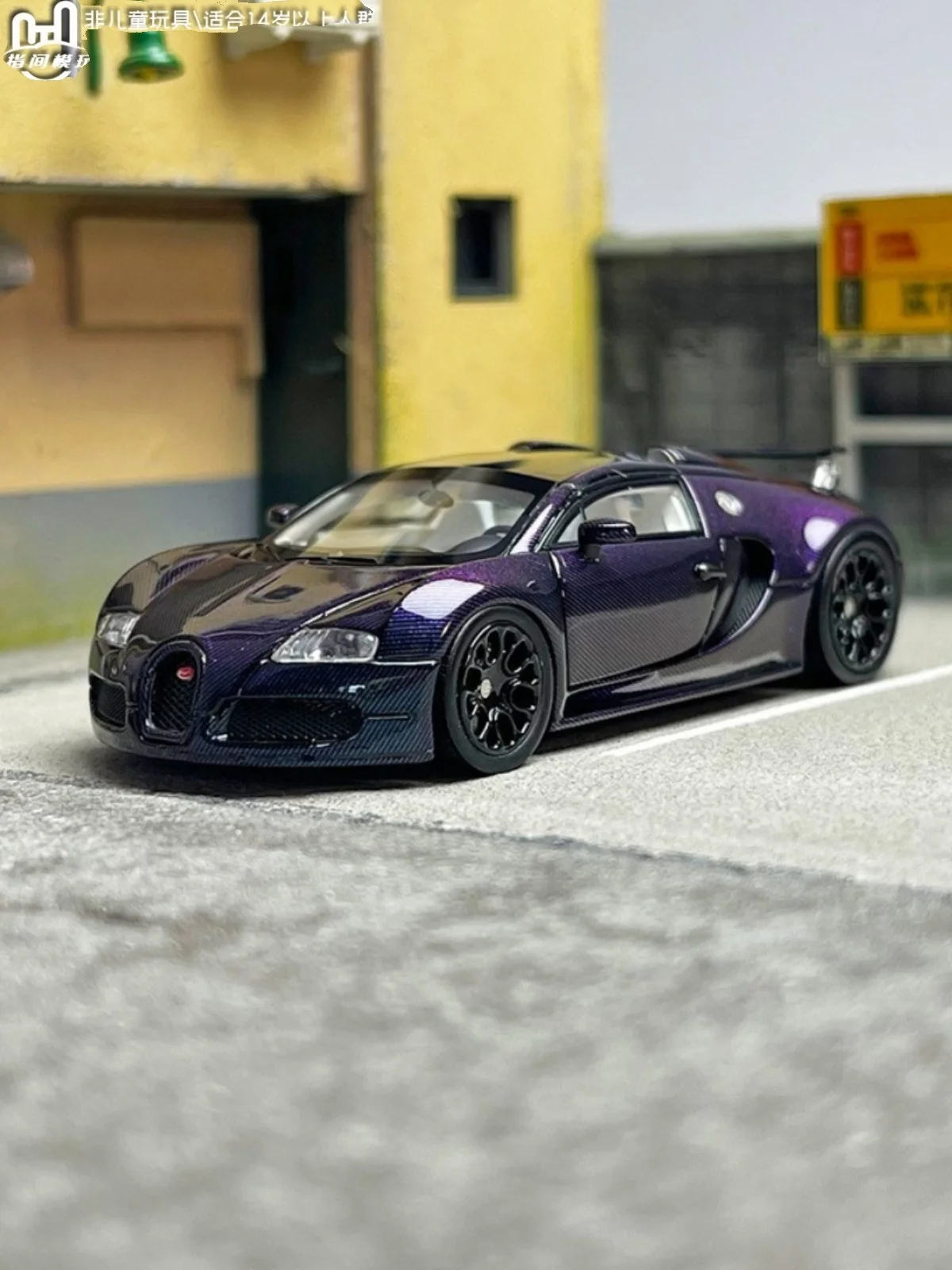 LJM 1:64 Veyron Purple Carbon Color Changing Carbon Fiber Resin Car Model Static Collection Ornament