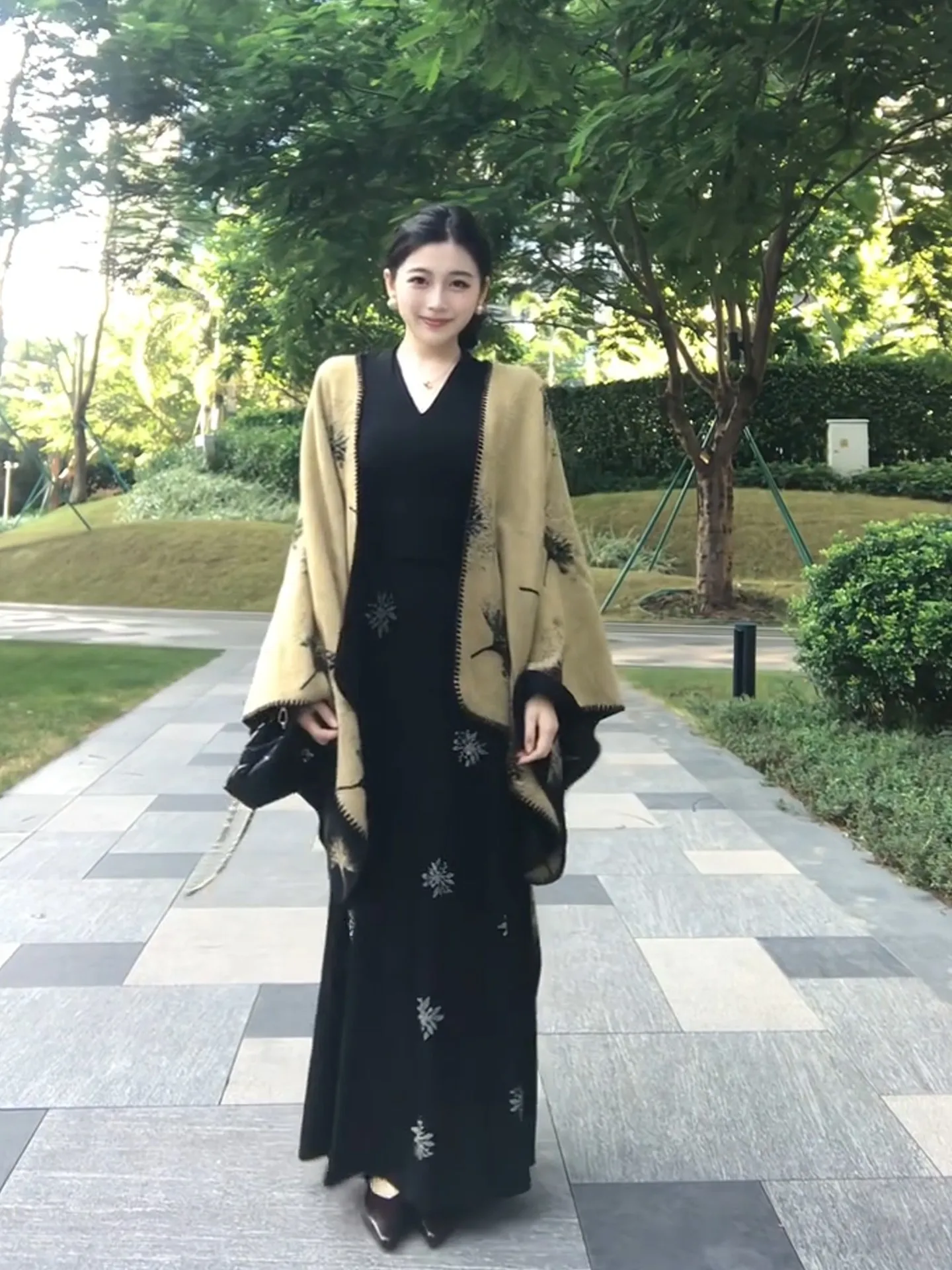 

Loose Chinese Style Cloak Shoulder Wrap Women's Outerwear Autumn 2025 Black Top Floral Half Skirt Retro Set High Waist A-Line...