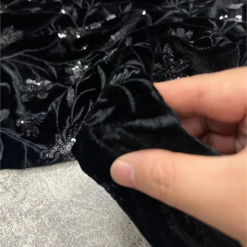 

Новая черная основа, тяжелая промышленность, вышитая блестками шелковая бархатная ткань, высококачественный костюм на заказ, верхняя одежда