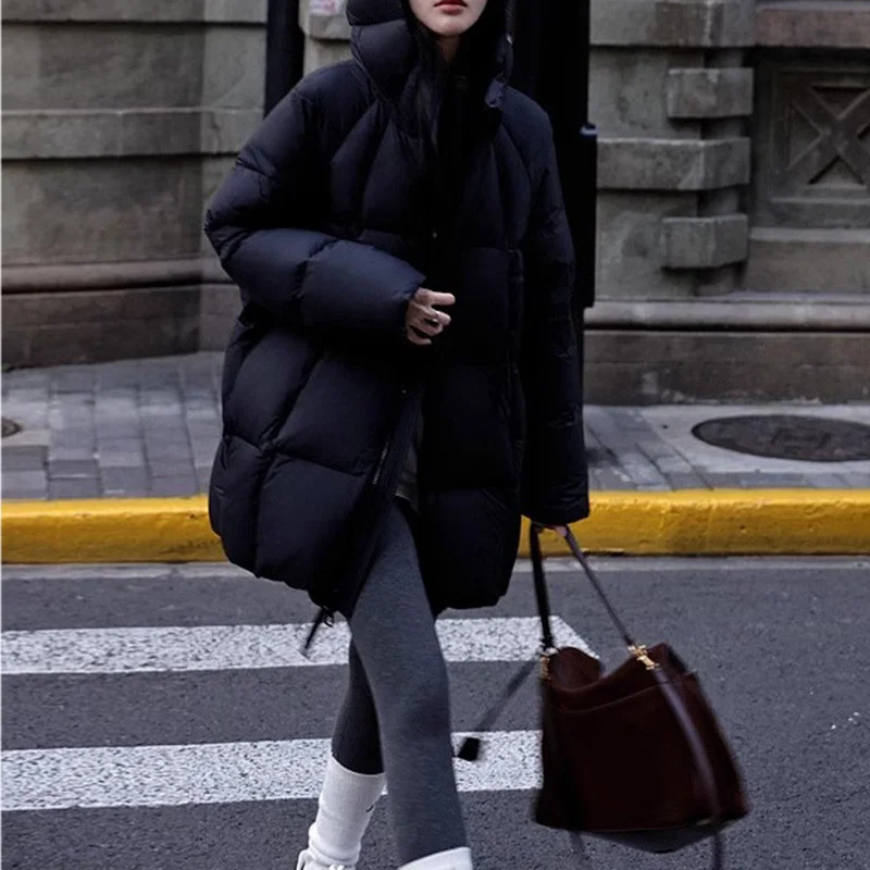 Piumino di media lunghezza da donna 2025 Cappotto invernale con cappuccio oversize ispessito stile pane sciolto Capispalla caldo per pendolari Versatile