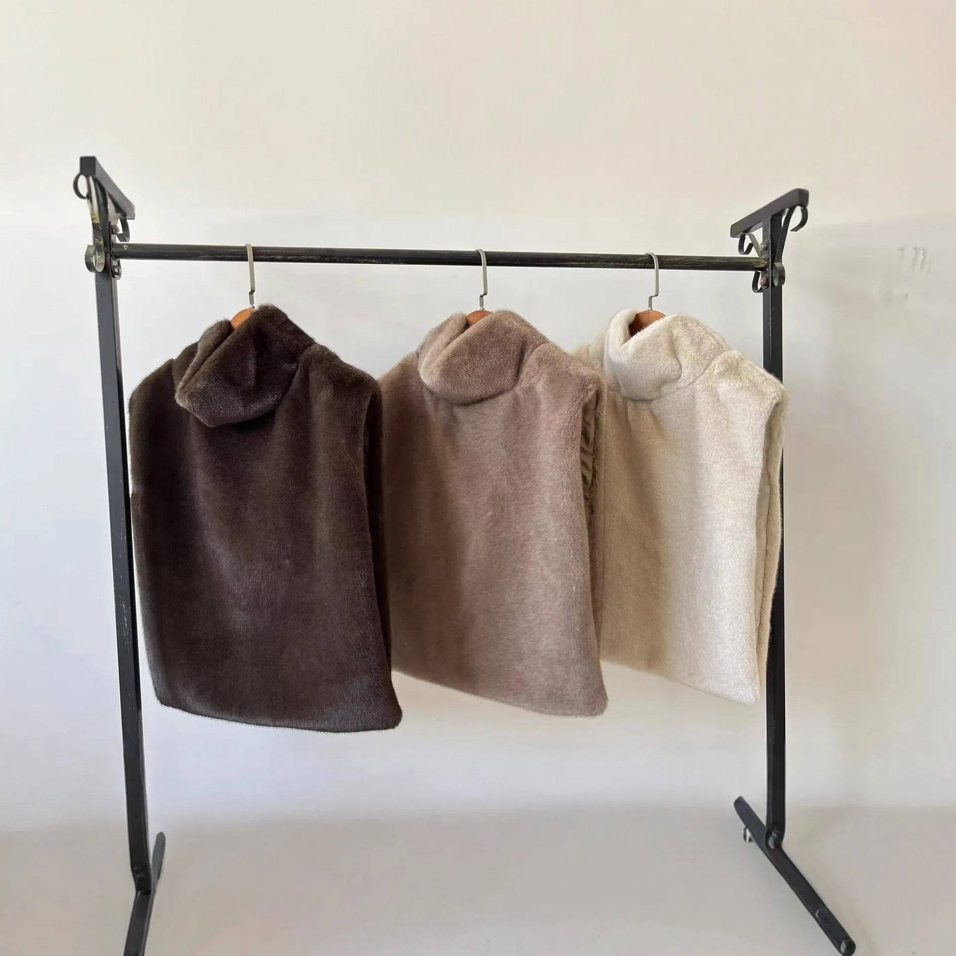 เสื้อกั๊กขนเฟอร์เทียมสำหรับผู้หญิง สไตล์อินสตาแกรม คอเต่า แขนกุด  แบบมิงค์  สำหรับฤดูหนาว  แฟชั่น  รักษ์โลก