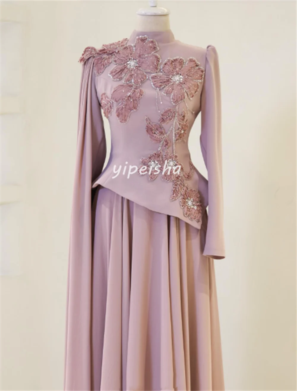 Personnalisé correspondant complexe Jersey plissé à la main fleur perles paillettes a-ligne col haut longues robes robes de soirée Sexy