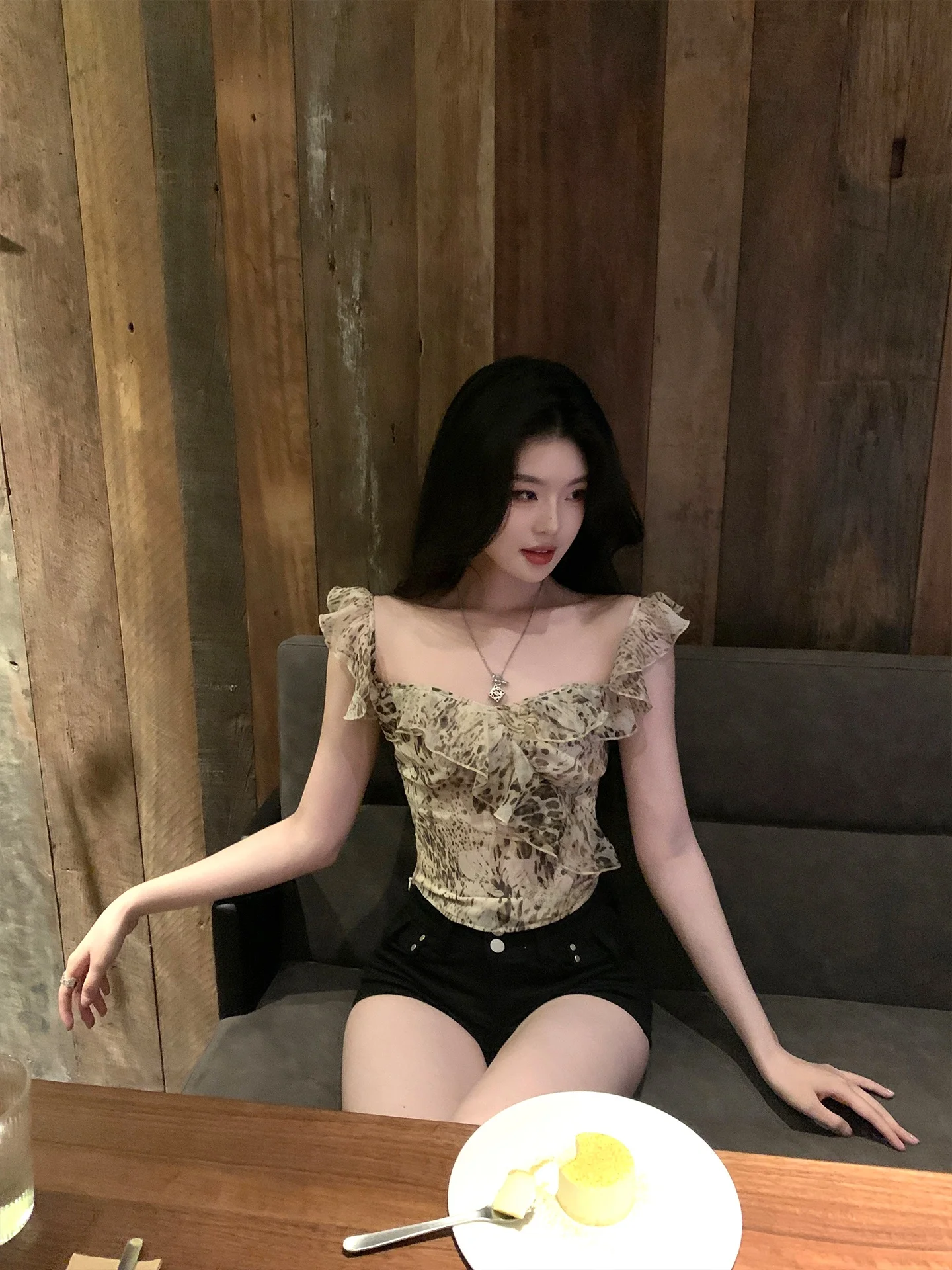 

Новинка: Шифоновый топ Chenxi He с леопардовым принтом, оборками по низу, красивым дизайном с открытыми плечами и бретельками, летний, стройнящий силуэт.