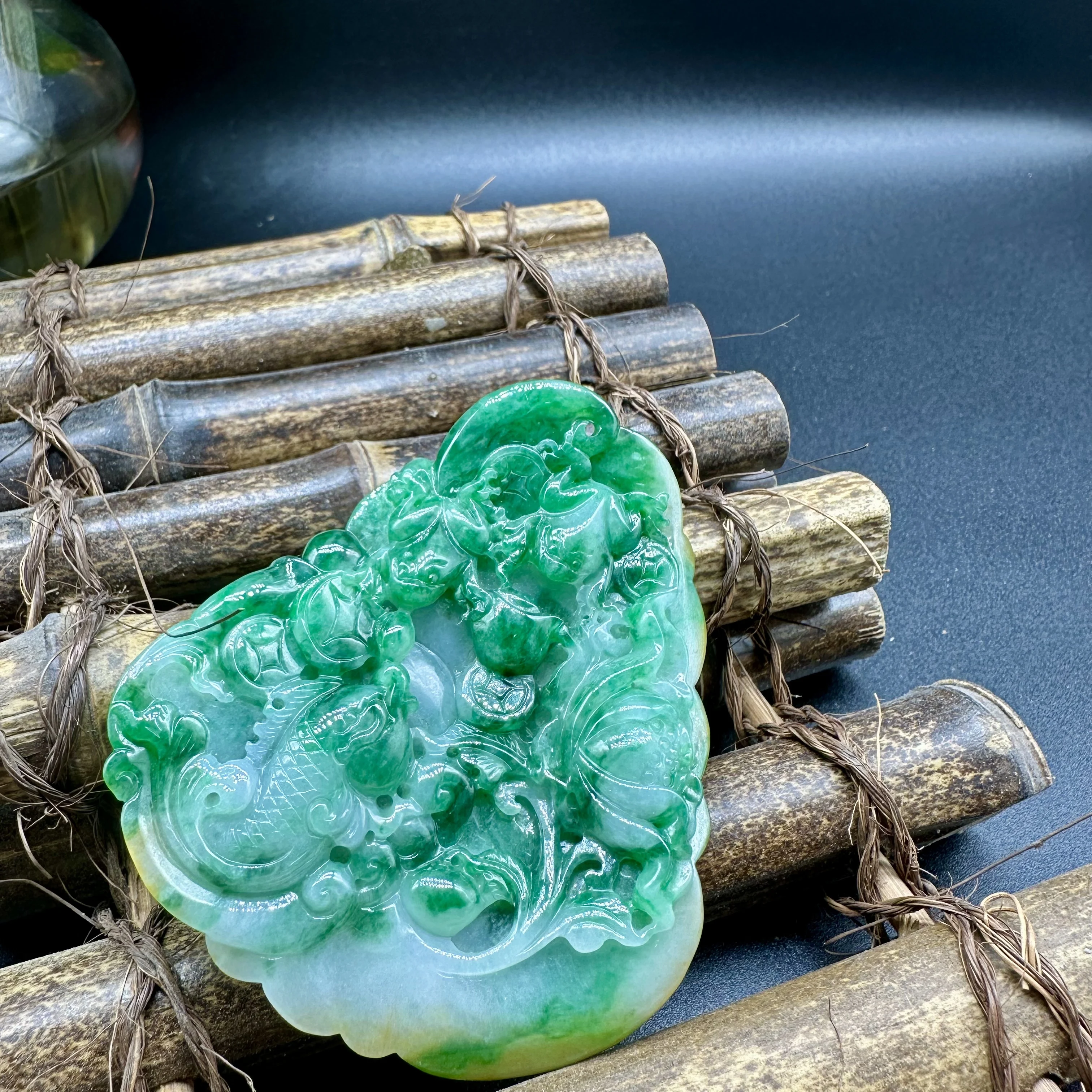 Encantos da moda para pingente de jade verde natural - escultura em jade de peixe e pingente de lótus para itens de envio grátis