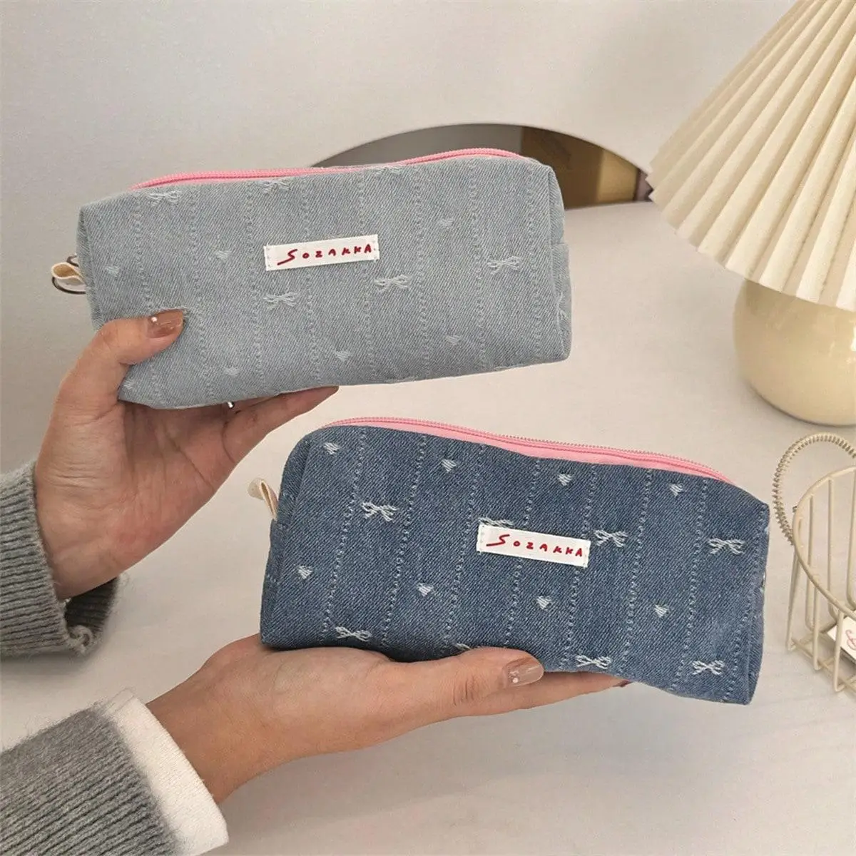 مقلمة على شكل فيونكة مطرزة باللون الأزرق من قماش الدنيم لعام 2025 - حقيبة قرطاسية لطيفة ذات سعة كبيرة للطلاب