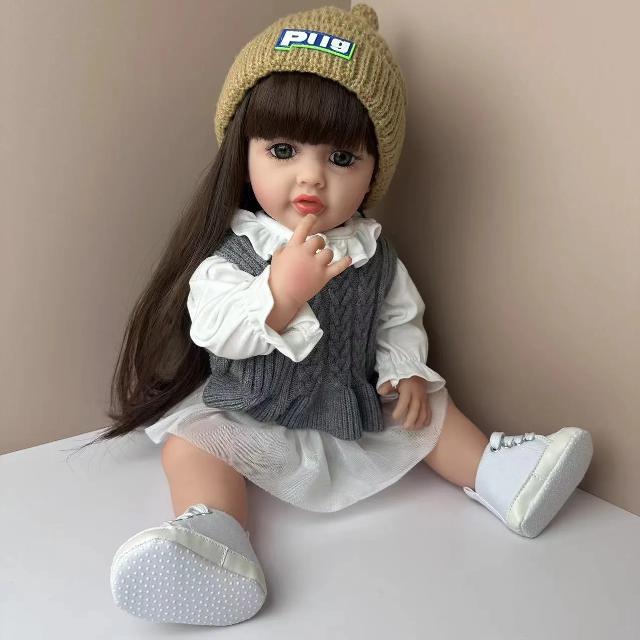 55 ซม.ไวนิล Reborn ตุ๊กตา 22 นิ้วผมยาวเหมือนจริงตุ๊กตาจําลองแต่งตัวเกมประกอบของเล่นสาวของขวัญวันเกิด