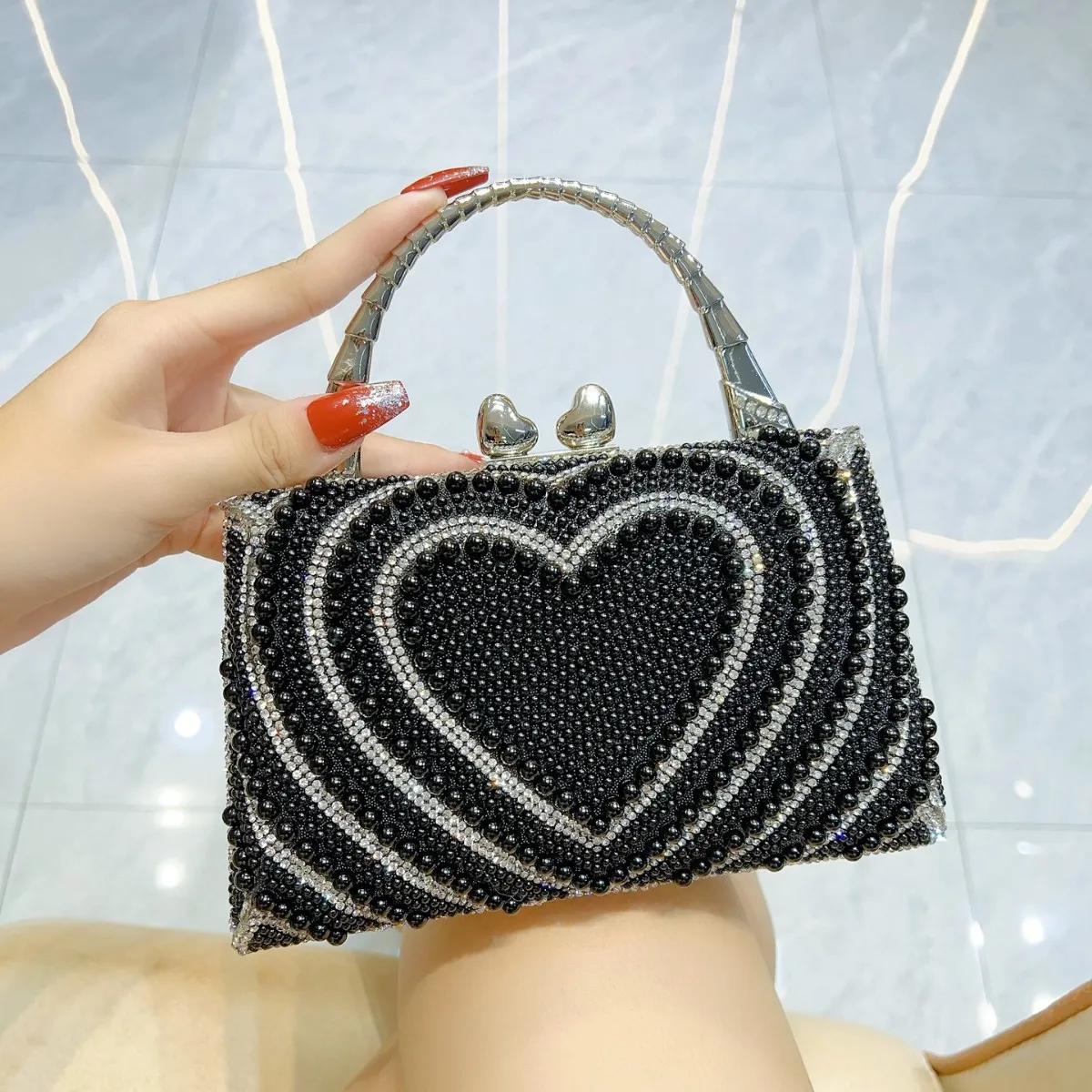 

Luxury Pearl Beaded Heart Pattern Small Clutches For Women Metal Handle Handbags Chain Shoulder Bag Wedding Party Evening Bag