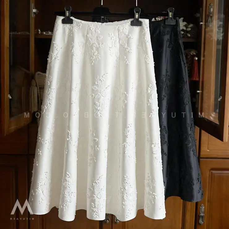 

High-end Fashion 3D Embroidery Gloss Skirt Autumn New Court Retro High Waist Slim-fit Black and White Medium and Long Skirt
