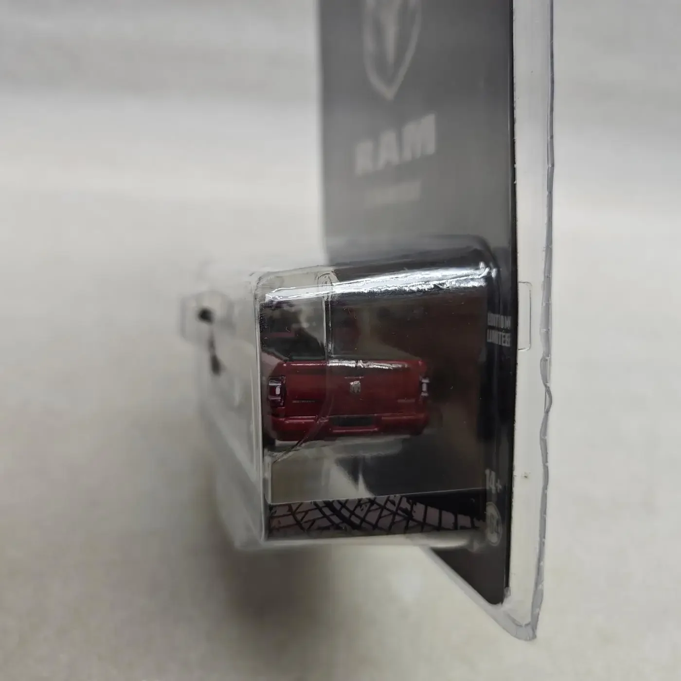 1:64 2021 RAM 2500 จําลองรถสะสมของเล่นของขวัญเครื่องประดับ