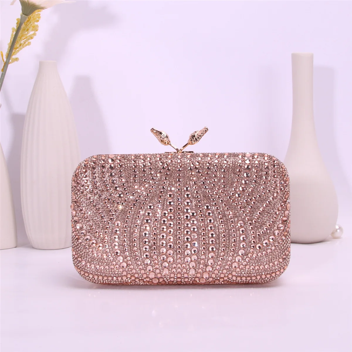 

Самые продаваемые полосатые бриллиантовые клатчи с металлическими застежками-крылышками, незаменимые для элегантных вечеринок ужина