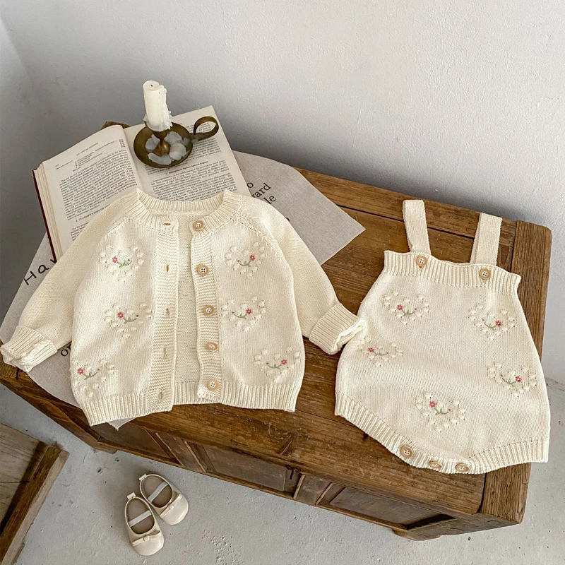 Autumn New 0-3 Year Old Girl Baby Set Cute Polka Dot Girl Heart Embroidered Cardigan+Sweetheart Triangle Creeper