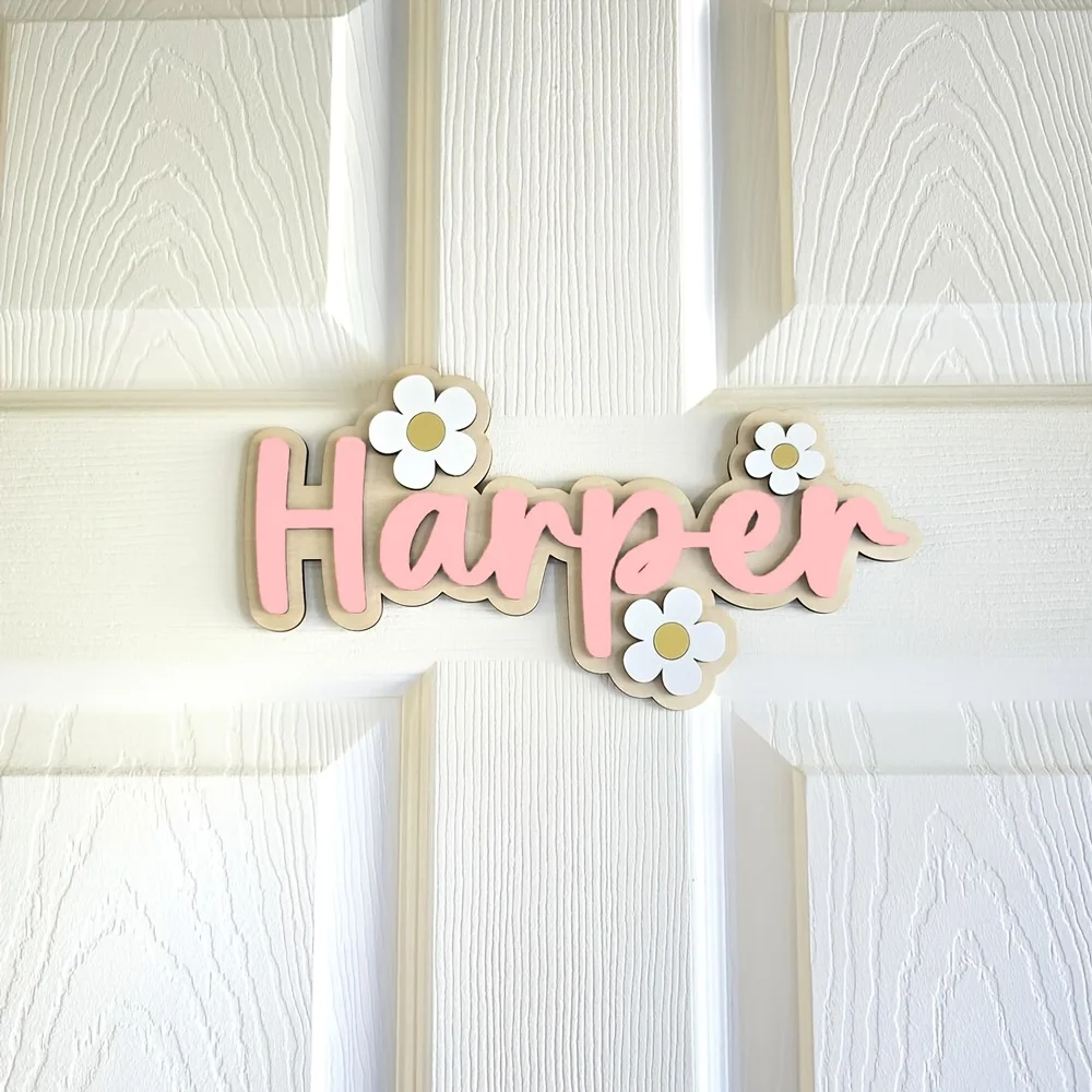 علامة اسم خشبية مخصصة بتصميم ديزي - حروف أرجوانية "هاربر" مخصصة وزخرفة زهور، مناسبة لبيبي رو #6