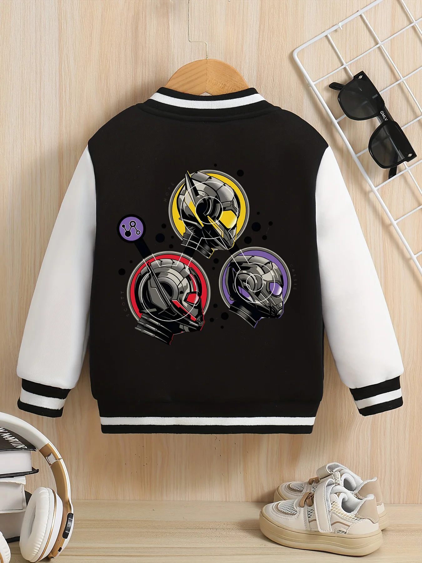 سترة بيسبول للأولاد من MINISO Marvel - طباعة فريق Ant-Man، نمط على الوجهين، قماش مريح، أبيض وأسود، عصري