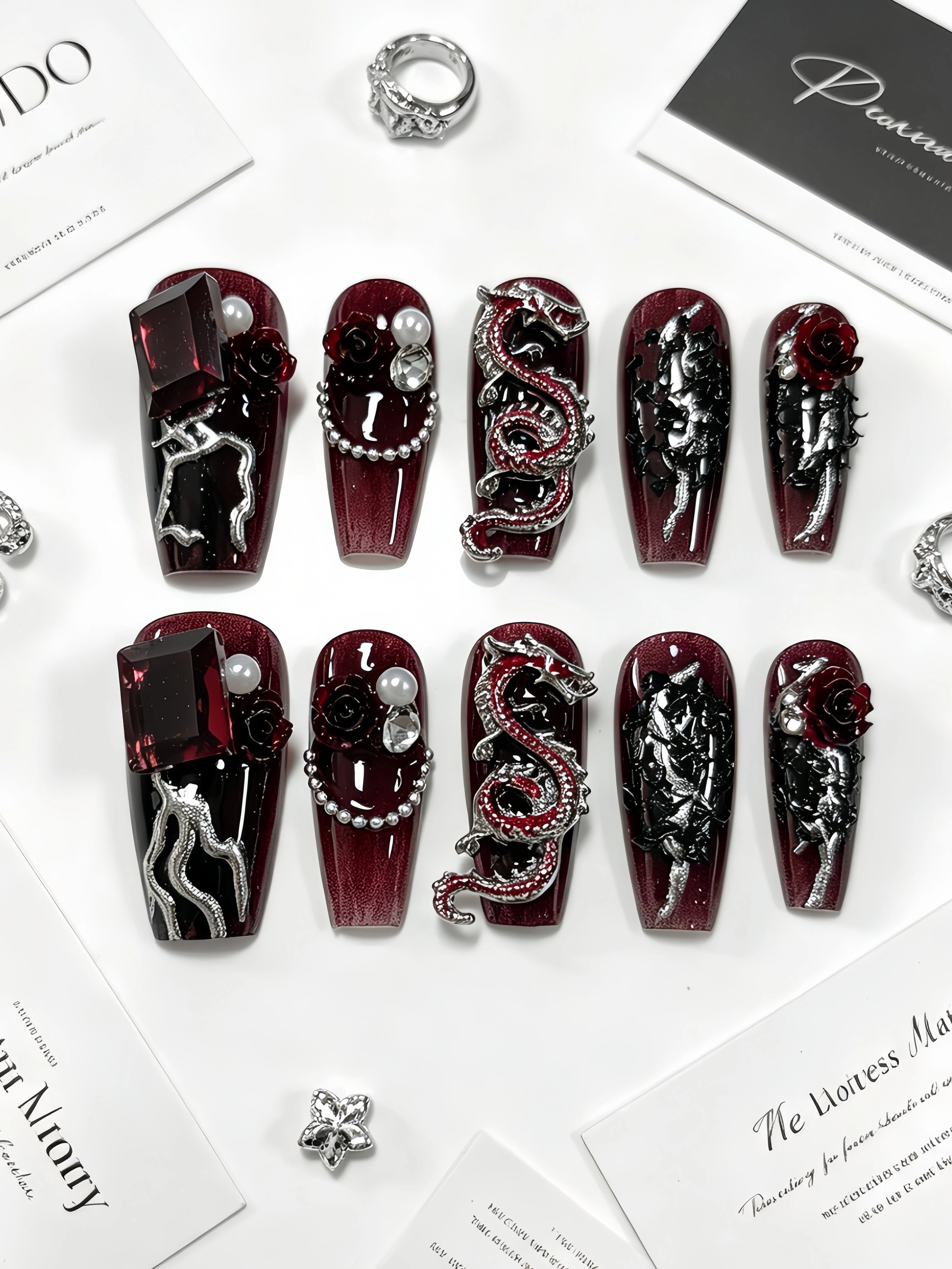 10 faux ongles trapézoïdaux de taille moyenne, dégradé noir et rouge effet œil de chat, avec motif dragon en strass, embellissements argentés, motif camélia argenté, embellissements chaîne de perles, autocollants pour ongles, style gothique sombre pour usage quotidien, études, lieu de travail, bureau, bar, clubbing, pour femmes matures et tendance, tenues douces et cool, faux ongles pour rendez-vous, séances photo, fêtes, vie universitaire, faux ongles style gothique, comprenant une colle gel et une lime à ongles.