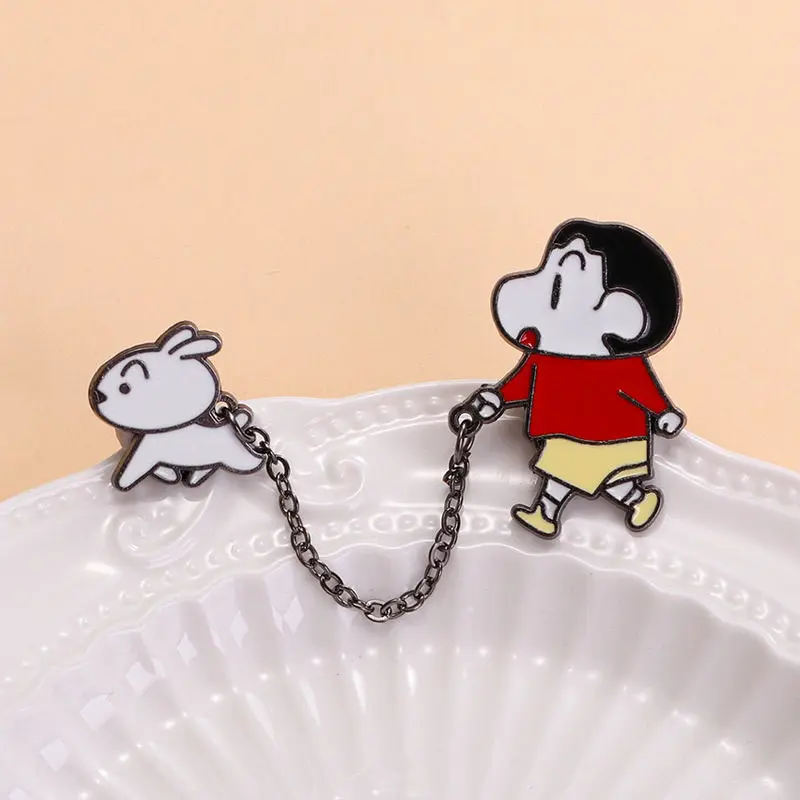 Danemark ge en métal émaillé Crayon Shin Chan, chien qui marche, dessin animé, mignon, broche amusante, accessoires vestisens, peluche Anime, jouets cosplay, cadeaux