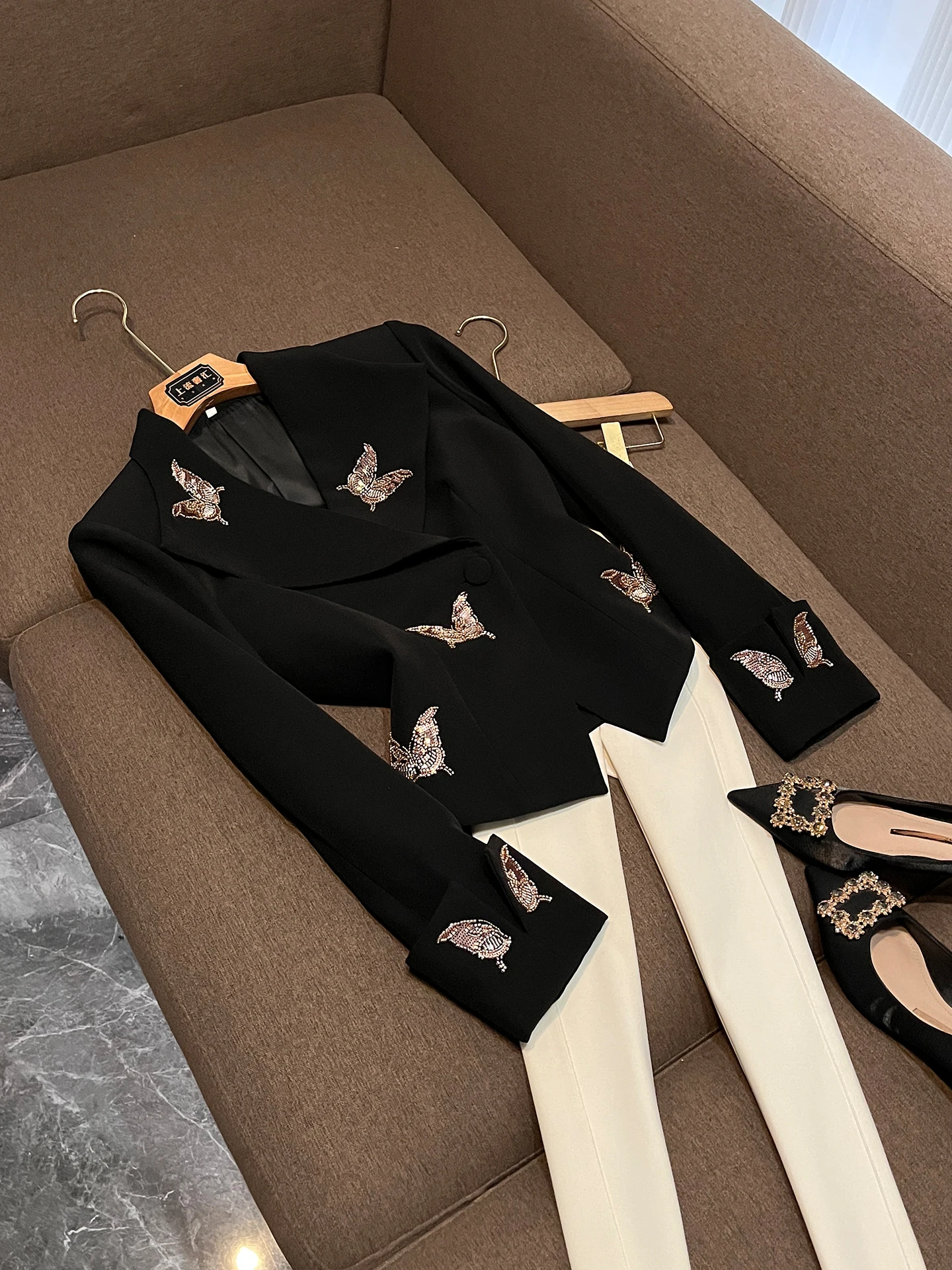 

Зимний приталенный черный костюм с декоративными элементами и двойным рядом пуговиц, повседневный стиль, модный тренд для женщин DZ65