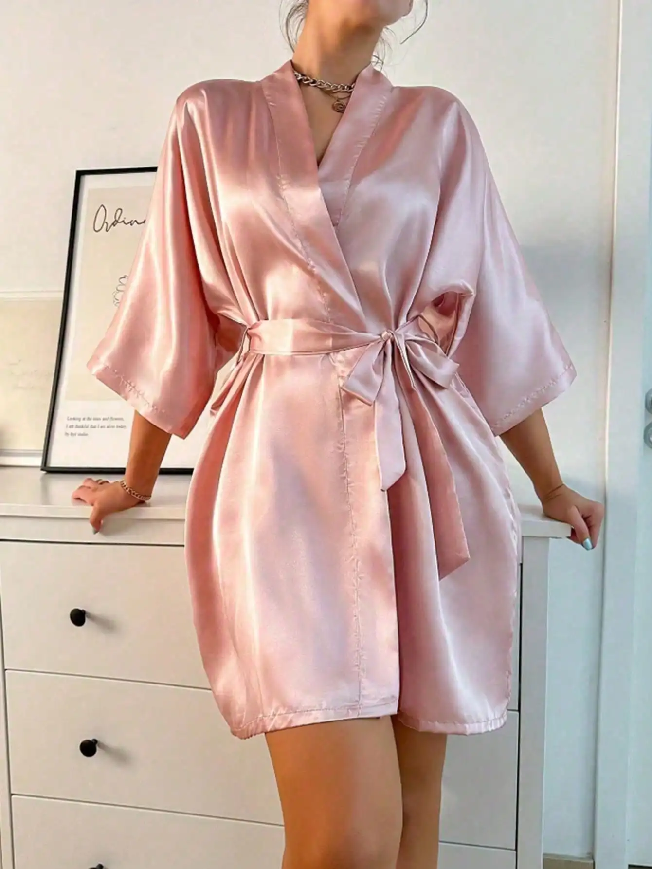 

Женский розовый атласный короткий халат с завязками на талии, V-образным вырезом, свободного кроя, для дома или особых случаев