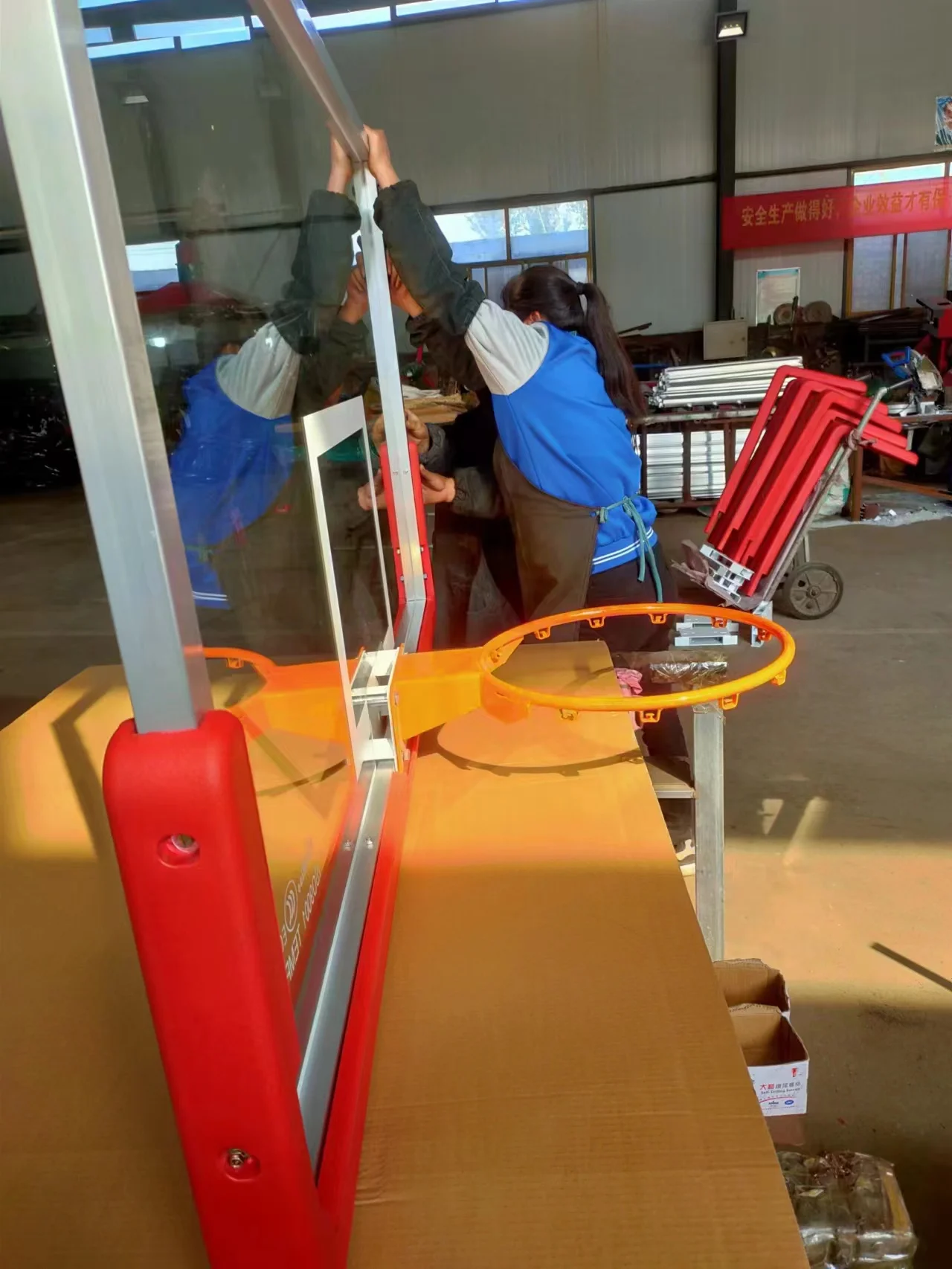 공장에서는 야외 전문 교육 농구 백보드를 생산합니다.