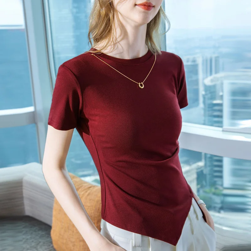 

Женская футболка с коротким рукавом 2025: Новая женская однотонная хлопковая футболка с круглым вырезом, украшенная ожерельем, с асимметричной талией и разрезом.