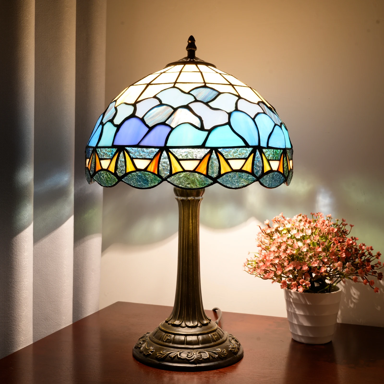 12-Zoll Buntglas-Tischlampe mit Bienenschwanz-Muschelschirm Dekorative Beleuchtung für Zuhause Büro Schreibtischlampen