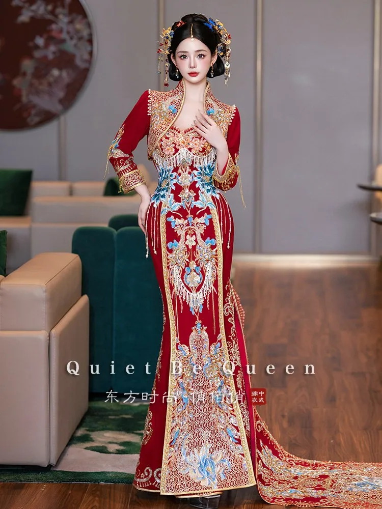 

A new Chinese-style luxurious wedding dress with tail-shaped bride's cheongsam for going out