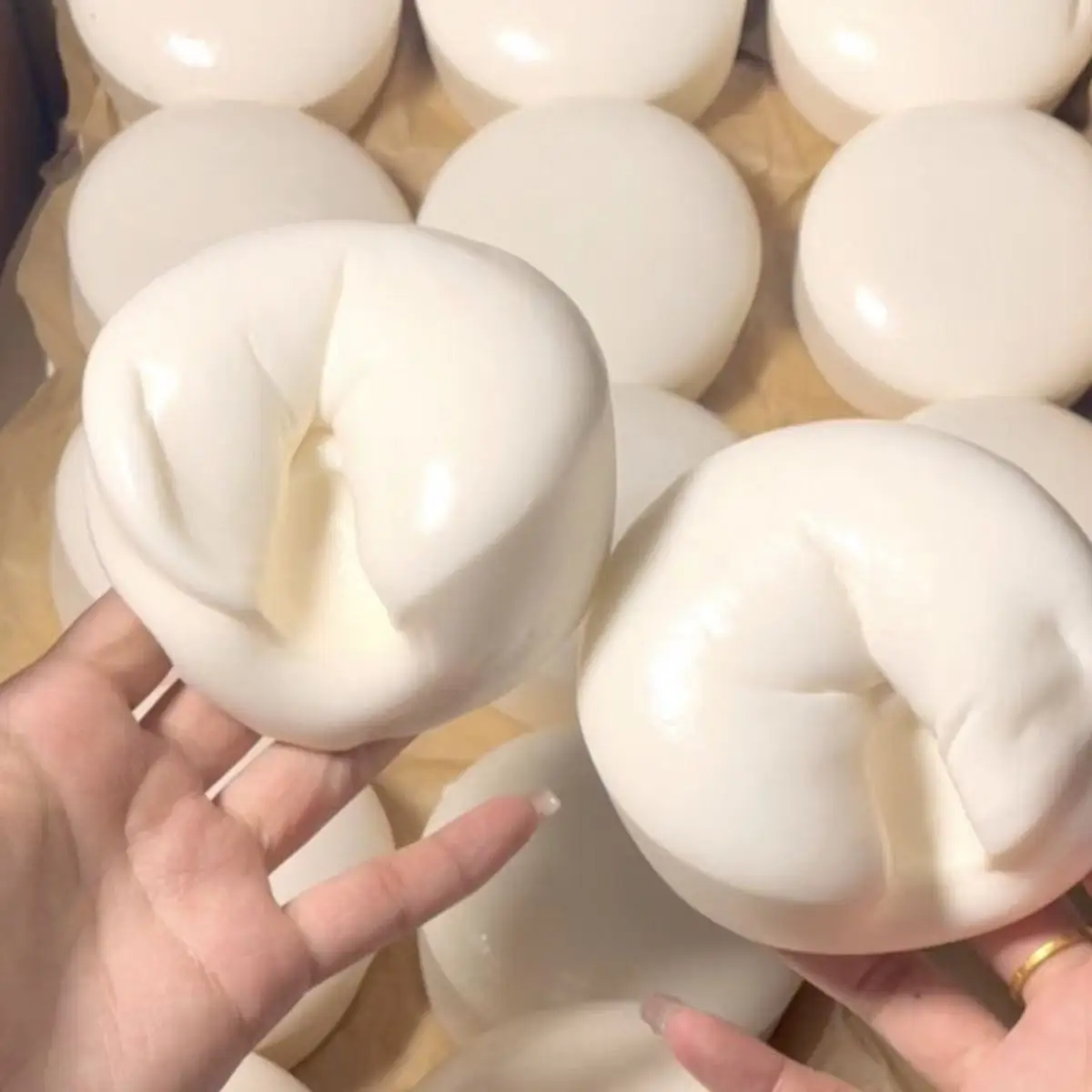 Taba Squishy Joghurt-Kuchen-Brot Quetschspielzeug Weiches Stressabbau-Spielzeug Langsam Aufsteigendes Sensorisches Fidget-Spielzeug Entspannende Unterhaltung Spiele Geschenke