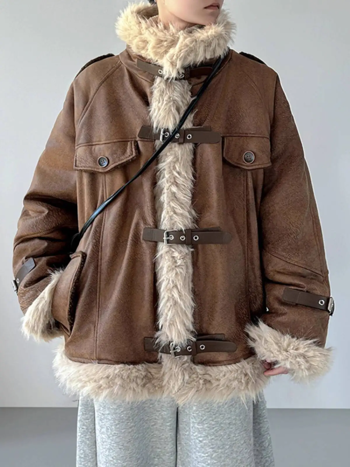 رجل سترة جلدية الفراء 2025 الشتاء الرجال فو الفراء شيرلينغ صوف الضأن سترة خمر موتو الوقوف طوق القطن مبطن ملابس خارجية