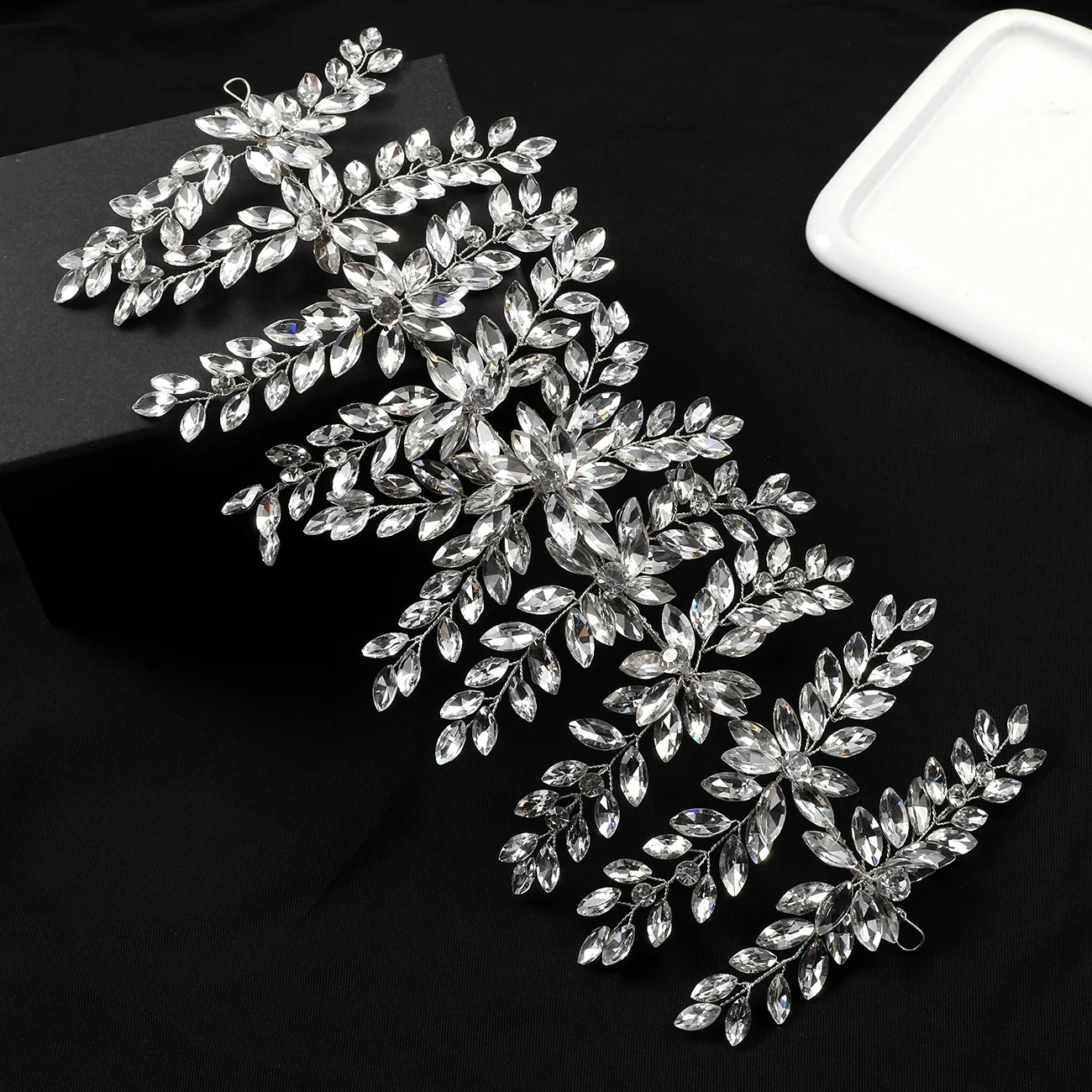 SLBRIDAL Handgefertigtes, trendiges Braut-Stirnband mit Kristallen, Strass und Perlen, Hochzeits-Haarschmuck für Frauen und Brautjungfern, Haarband-Schmuck – Detail 2