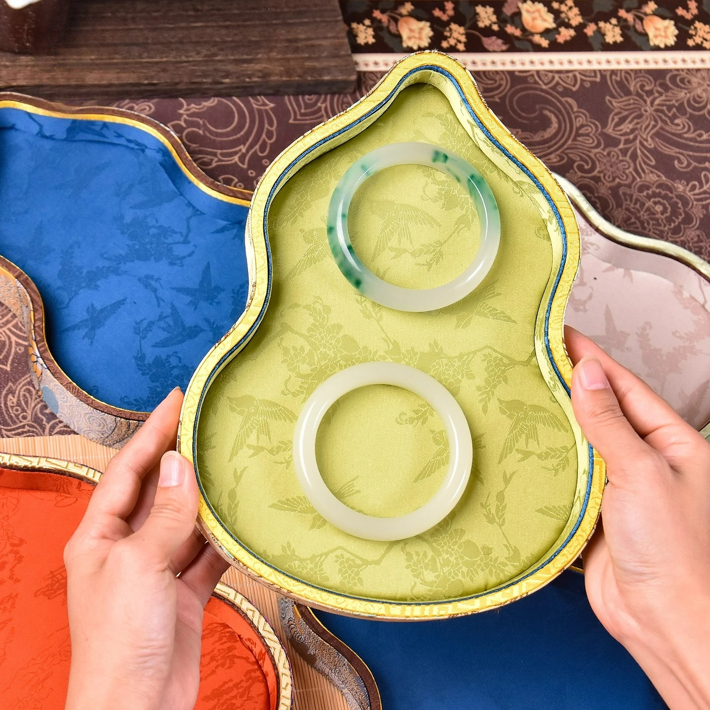 

Jewelry trays, necklaces, bracelets, viewing trays, jade and gemstone jewelry display trays, jewelry display props