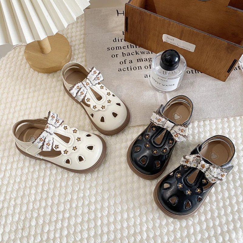 

Girls Sandals Hollowed-out Sweet Floral Kids Princess Shoes with Cute Bows 2026 Summer New Children Beach Shoes Soft Sole Trendy