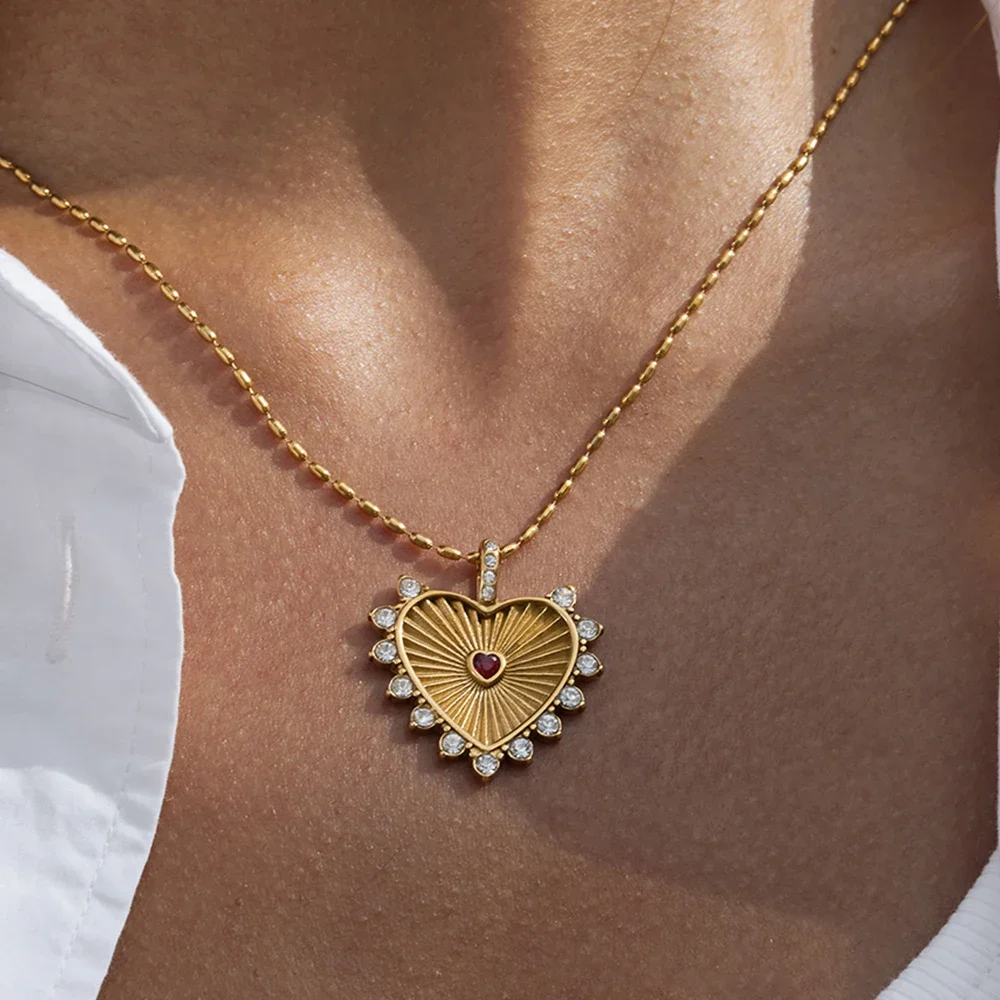 

Classic Fashion 18K Gold Color Plated Red Rhinestone Ribbed Heart-Shaped Pendant Necklace Stainless Steel Women's Jewelry